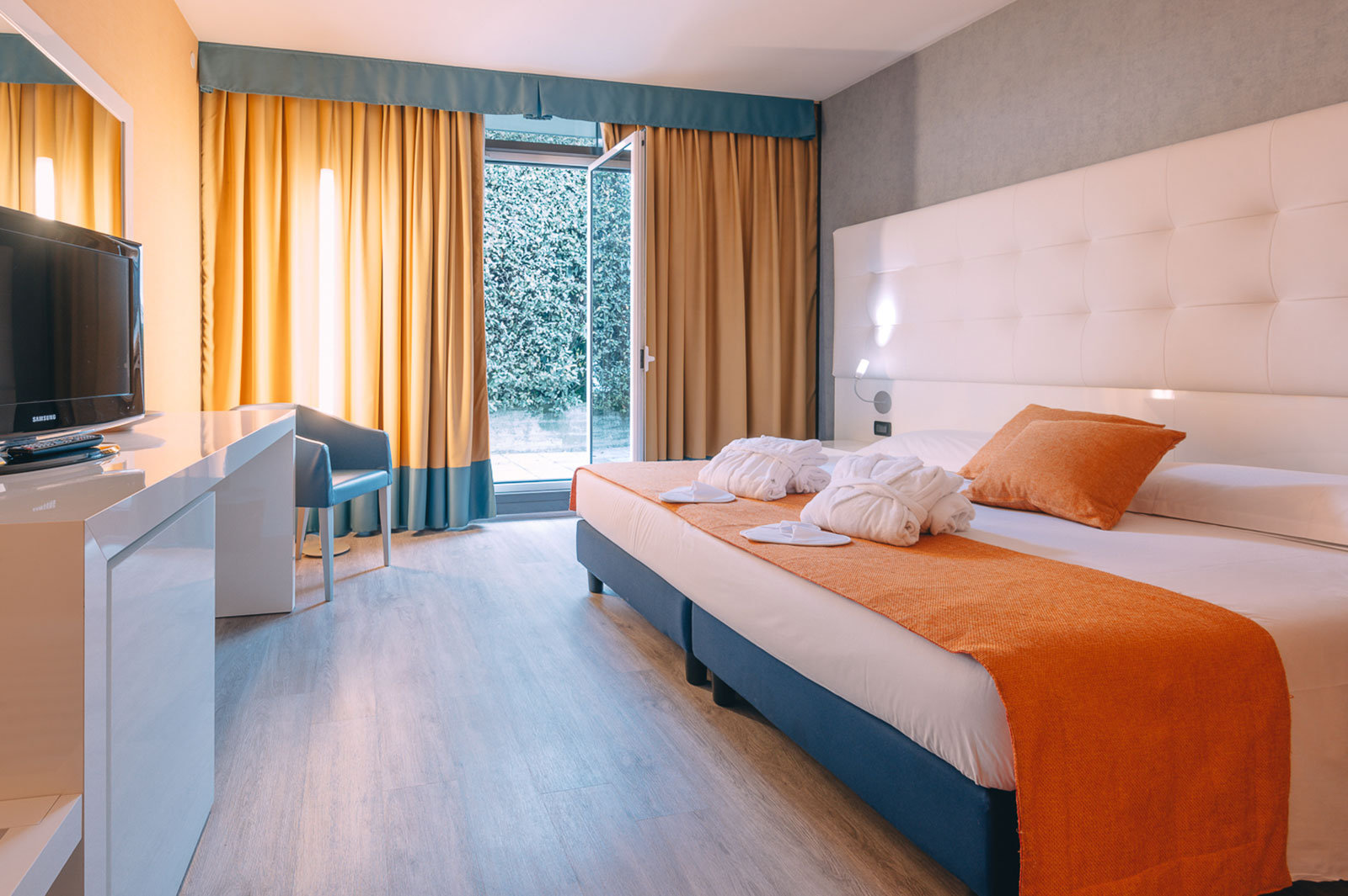 VIEST HOTEL-guestroom-Deluxe.jpg