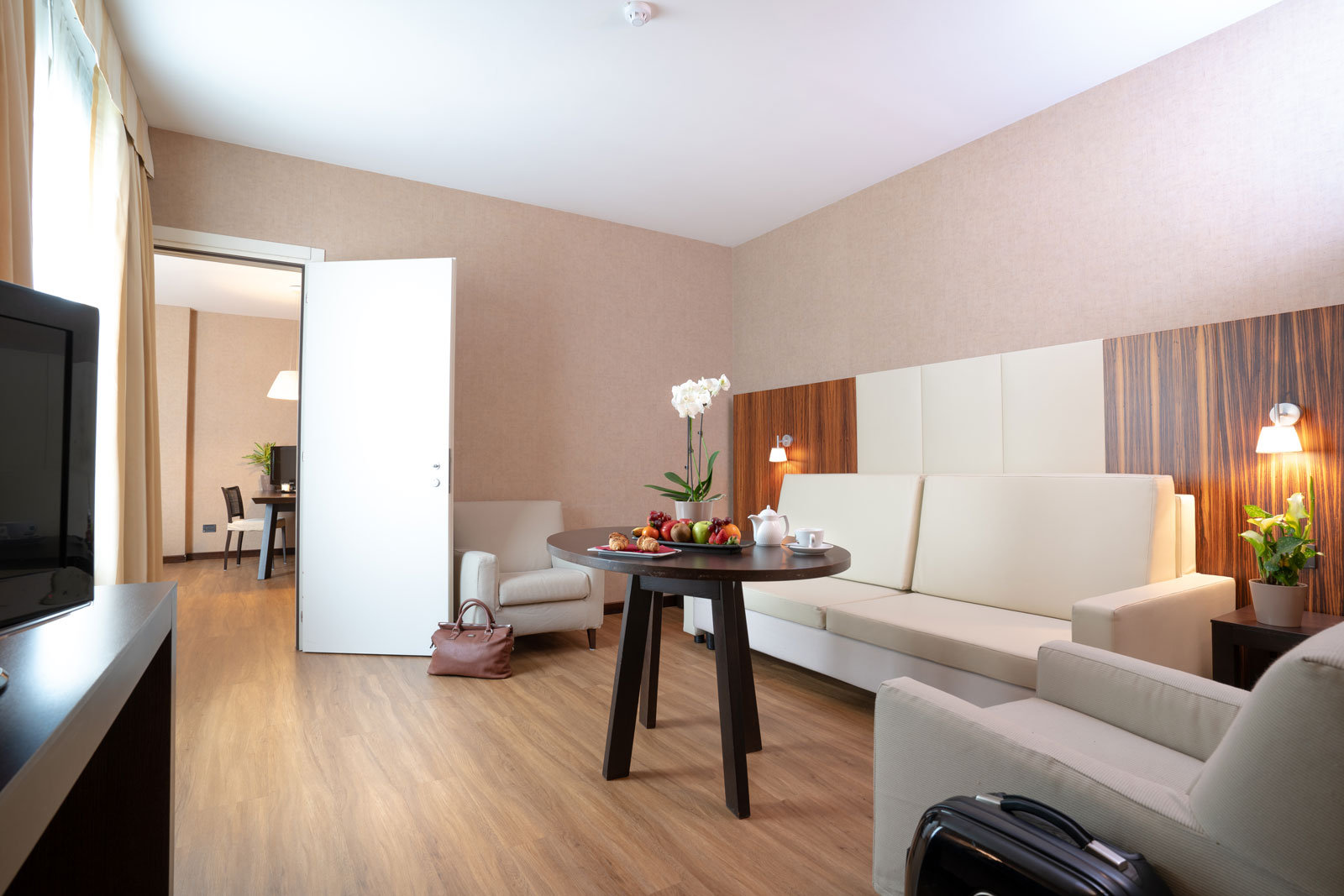 VIEST HOTEL-guestroom-Suite.jpg