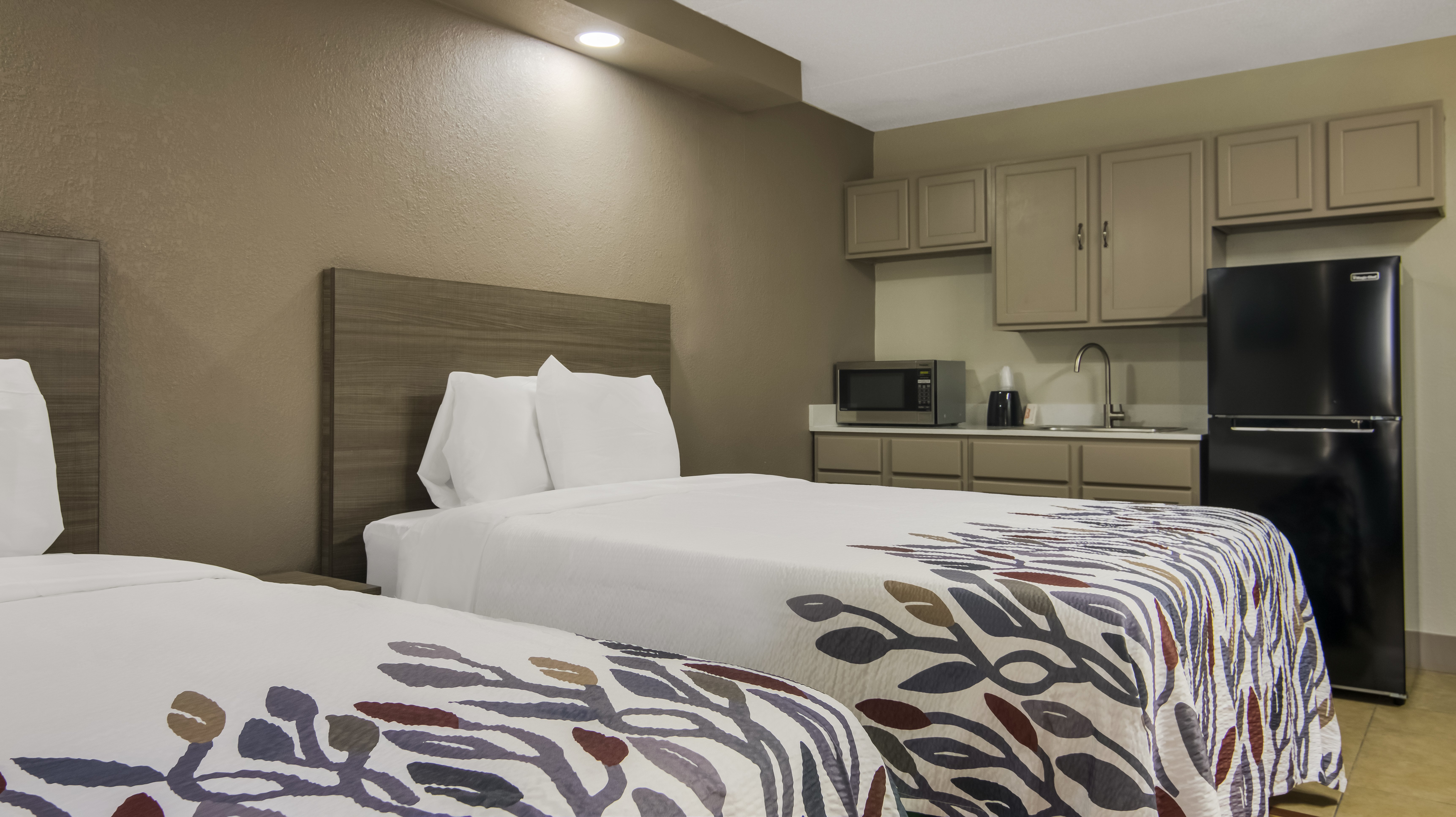 RED ROOF CHICAGO-N AURORA-guestroom-Deluxe Full Kitchenette.jpg