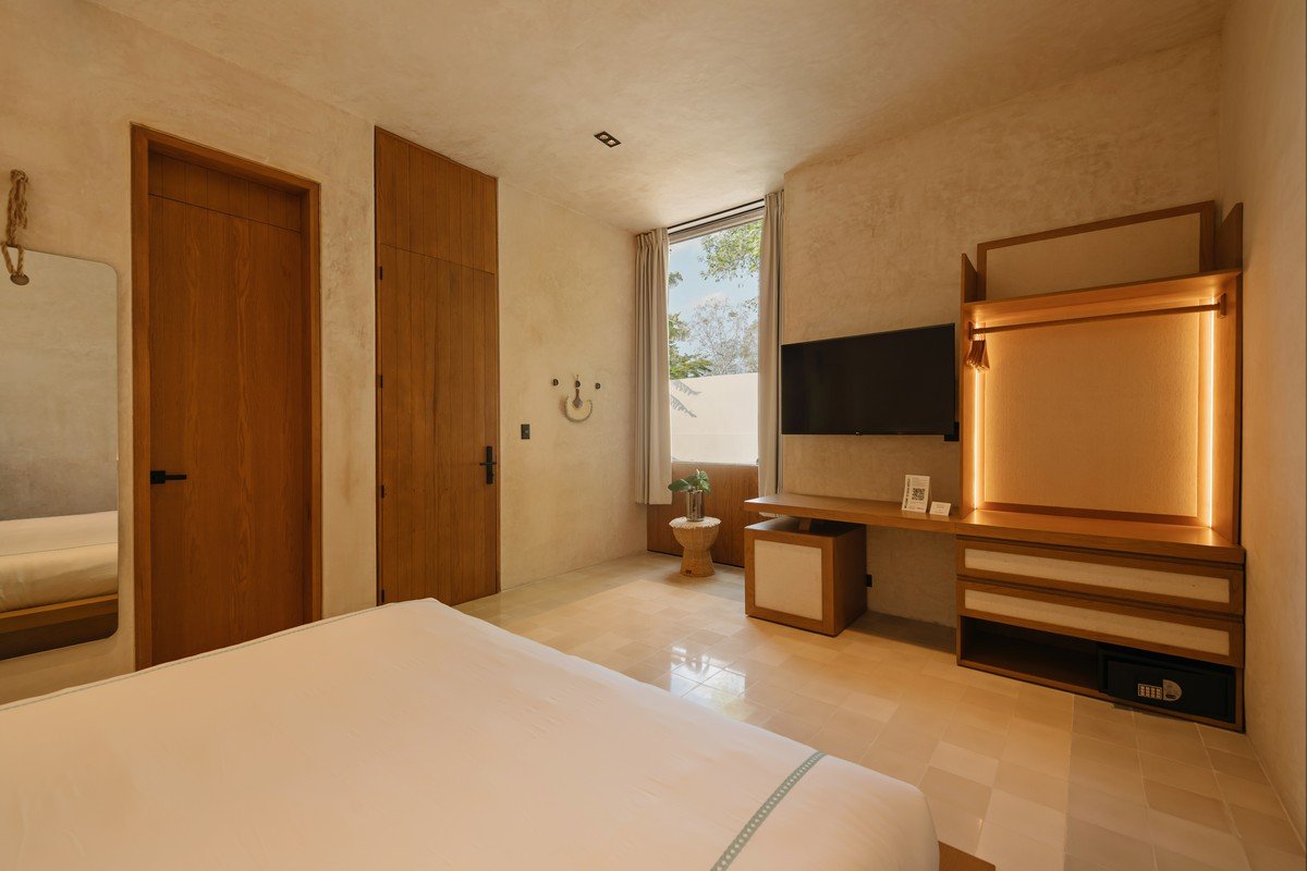 DECU DOWNTOWN-guestroom-SUITE MAYA 6.jpg