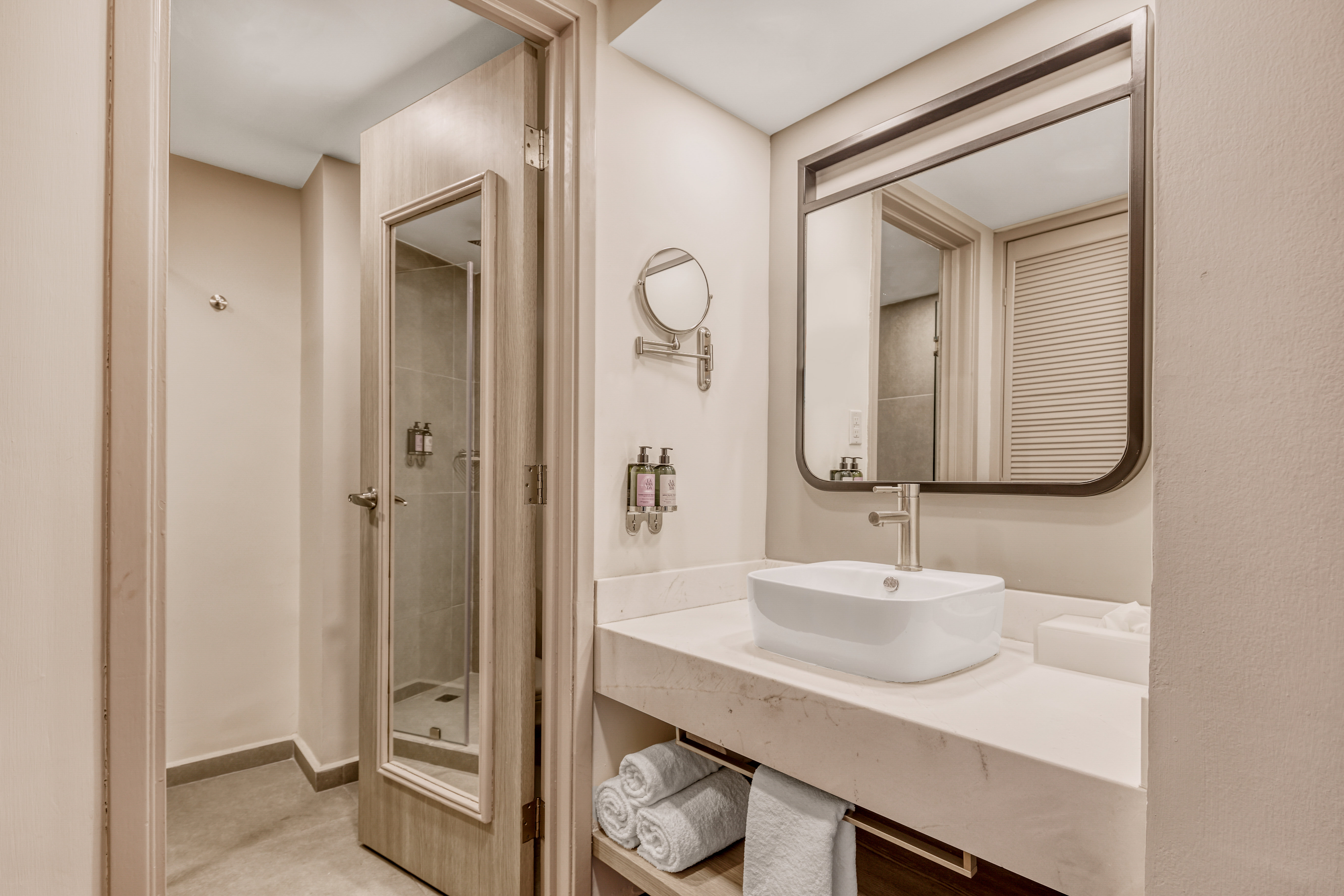 FIESTA INN OAXACA-guestroom-Bathroom.jpg