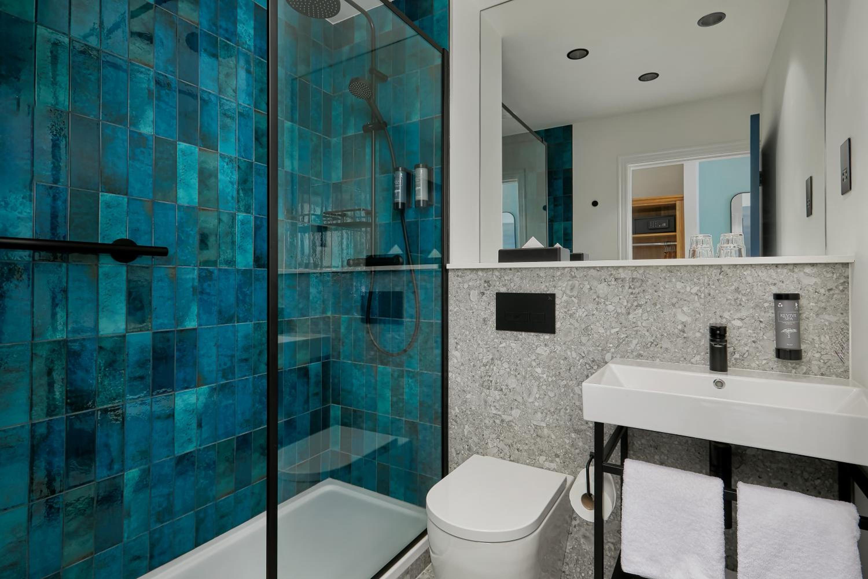 WATERFORD MARINA HOTEL-guestroom-Bathroom.jpg