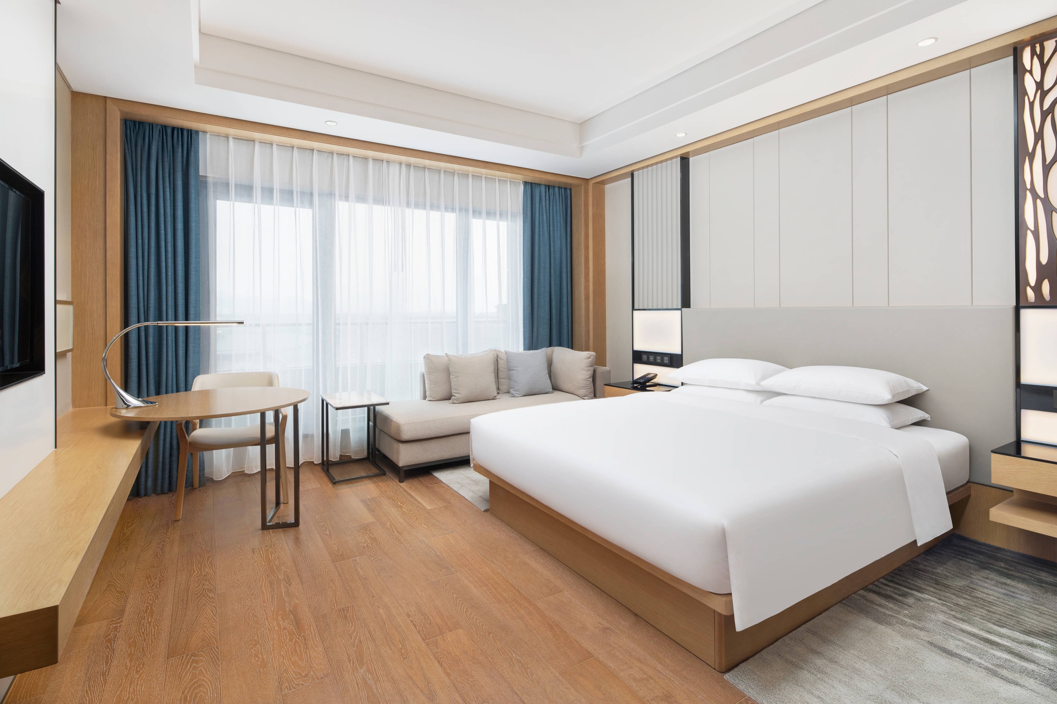 Courtyard by Marriott Hangzhou West-guestroom-King Guest Room.jpg