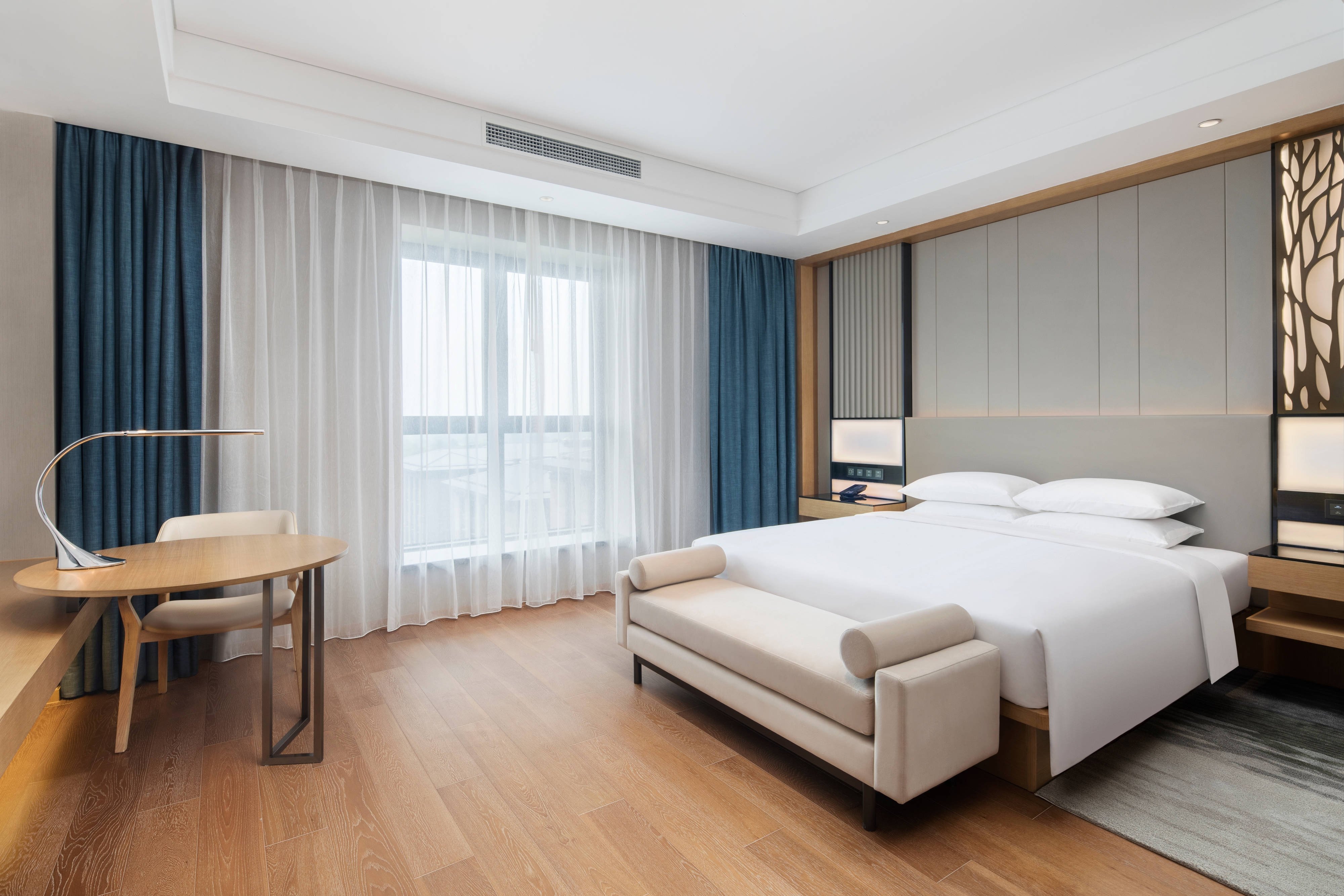 Courtyard by Marriott Hangzhou West-guestroom-Junior Suite - Bedroom.jpg