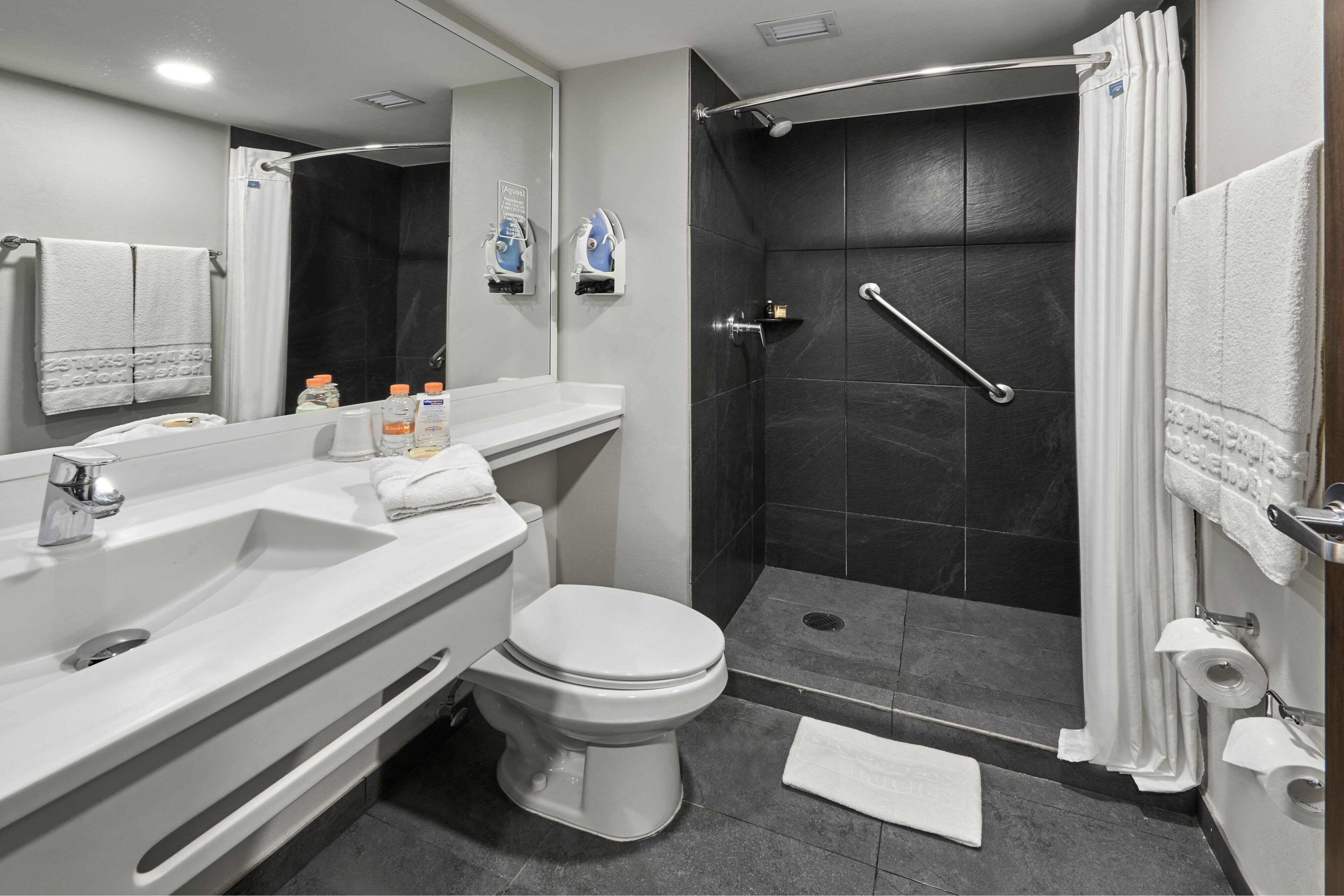 City Express by Marriott Tijuana Otay-guestroom-Bathroom.jpg