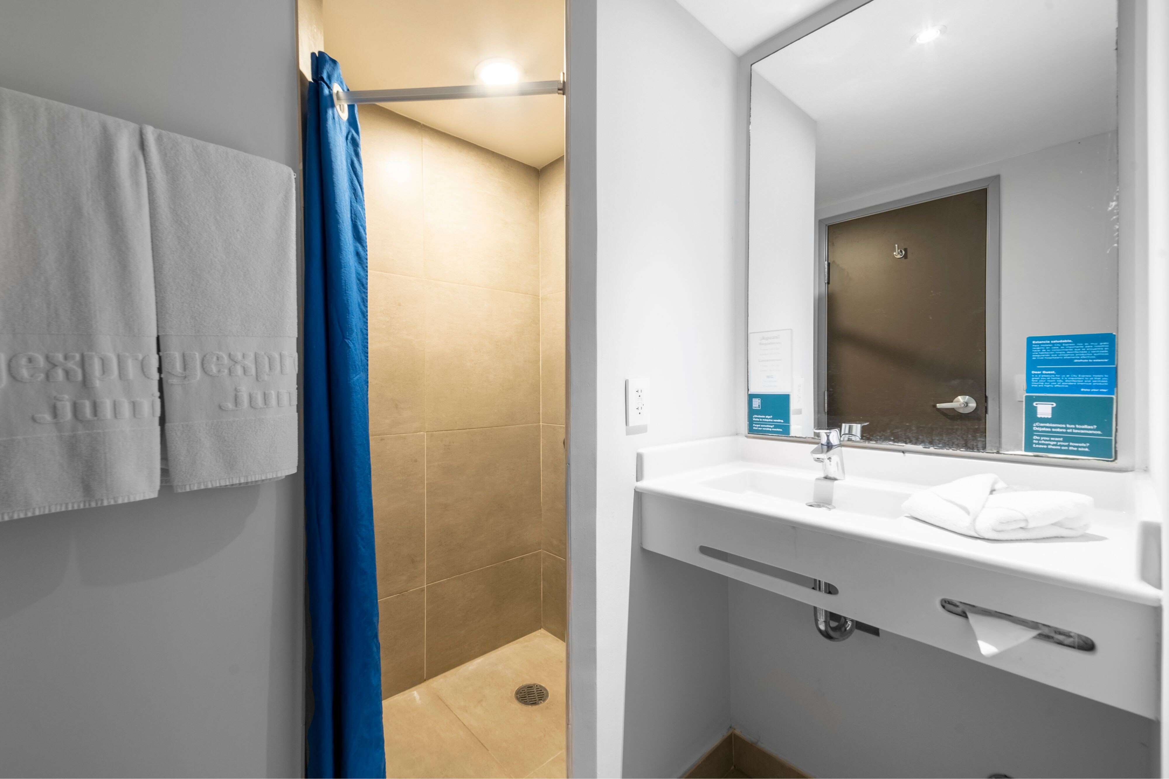 City Express Junior by Marriott Merida Altabrisa-guestroom-Bathroom.jpg