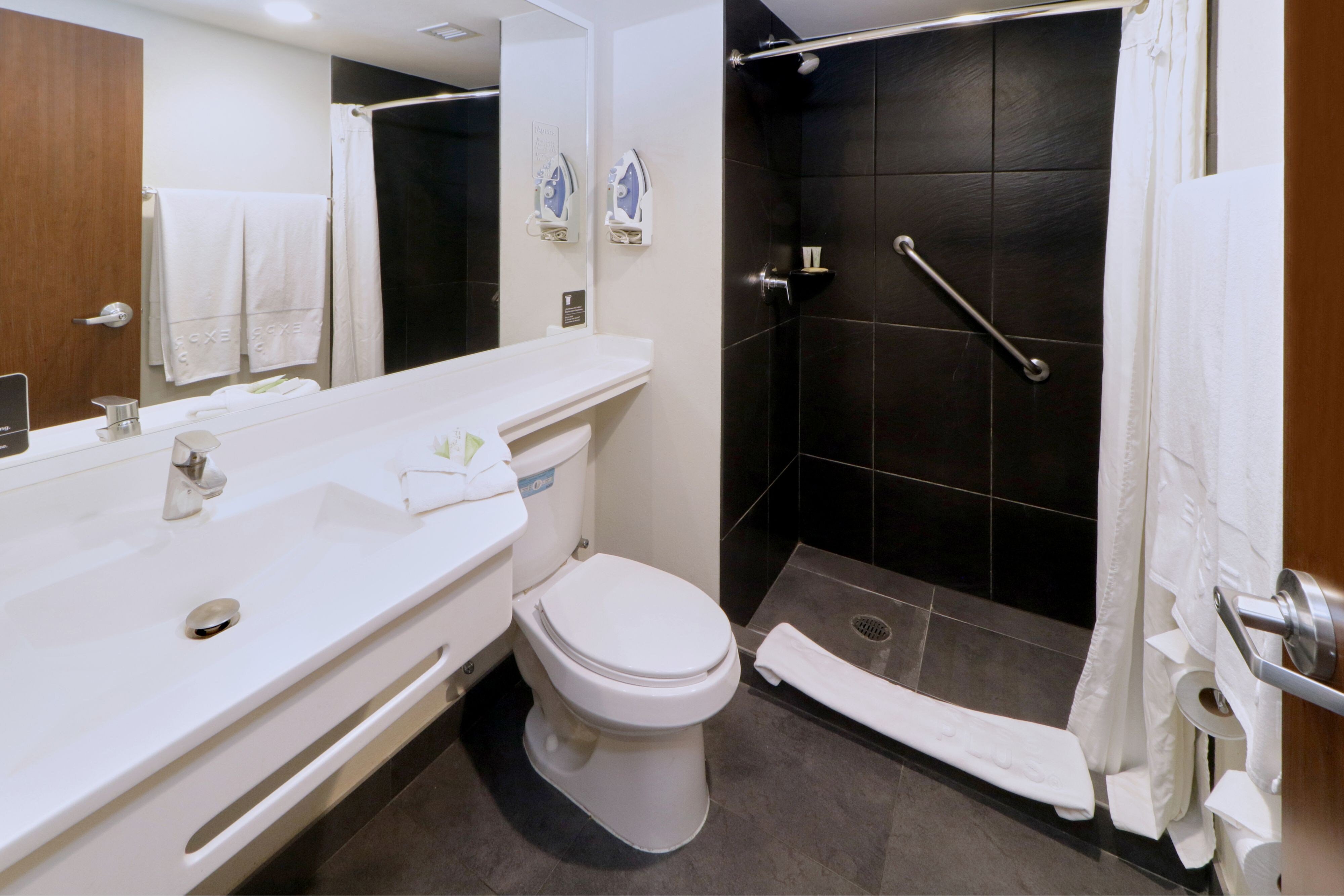 City Express Plus by Marriott Monterrey Nuevo Sur-guestroom-Bathroom.jpg