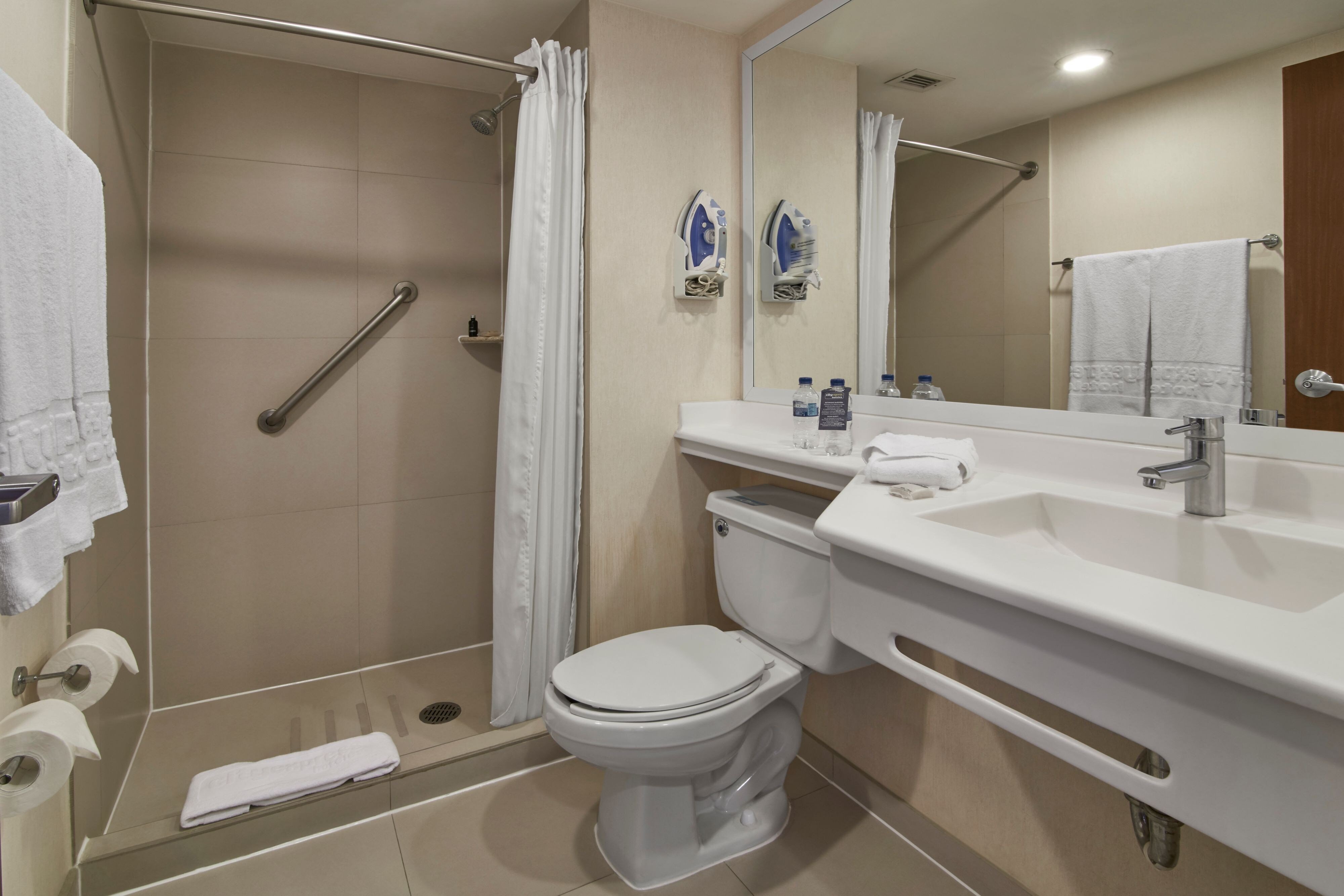City Express by Marriott Puebla Aeropuerto-guestroom-Bathroom.jpg