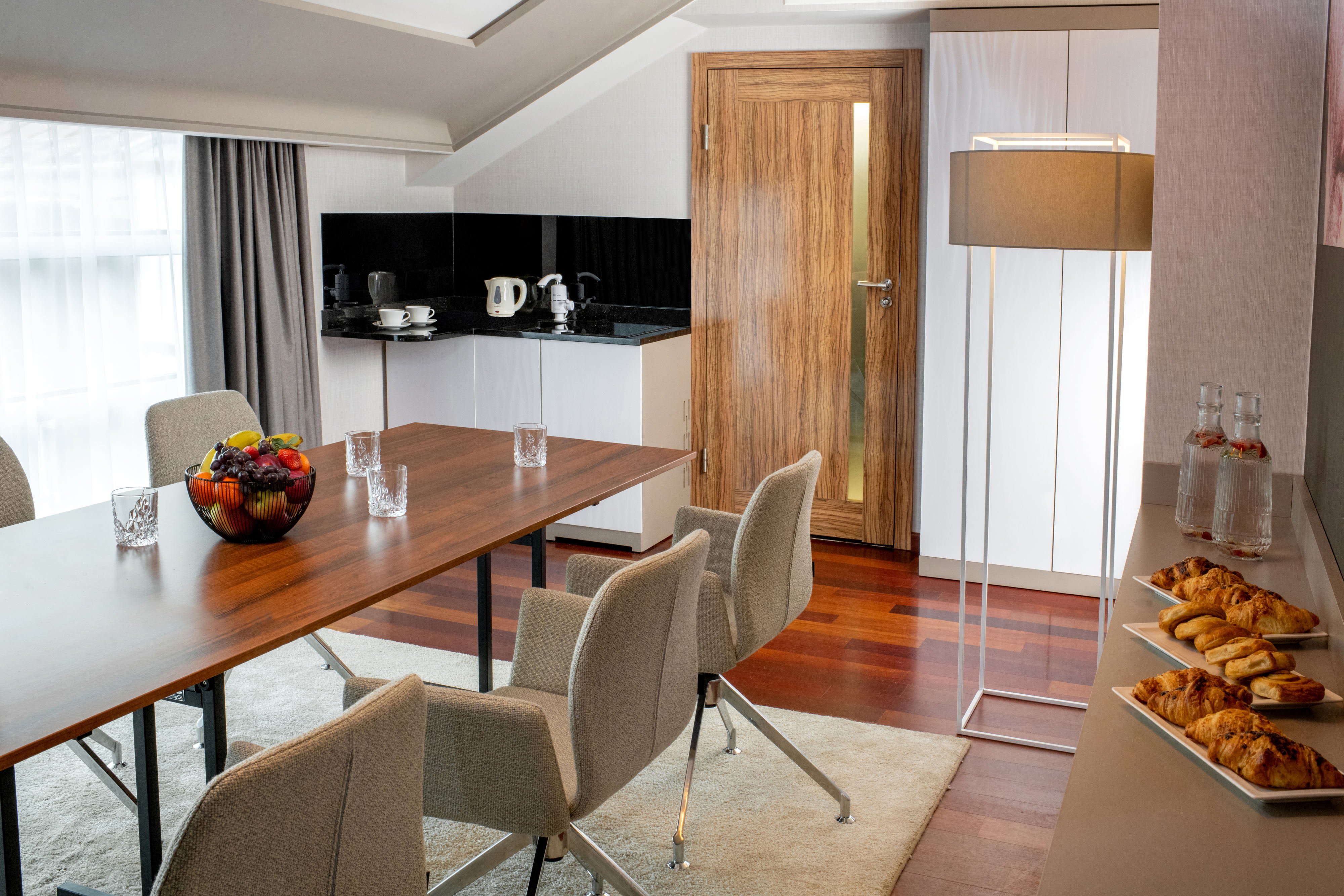LEONARDO KRAKOW CITY CENTER-guestroom-Hotel Leonardo Boutique Krakow City Center Room Suite Business Set Up.jpg