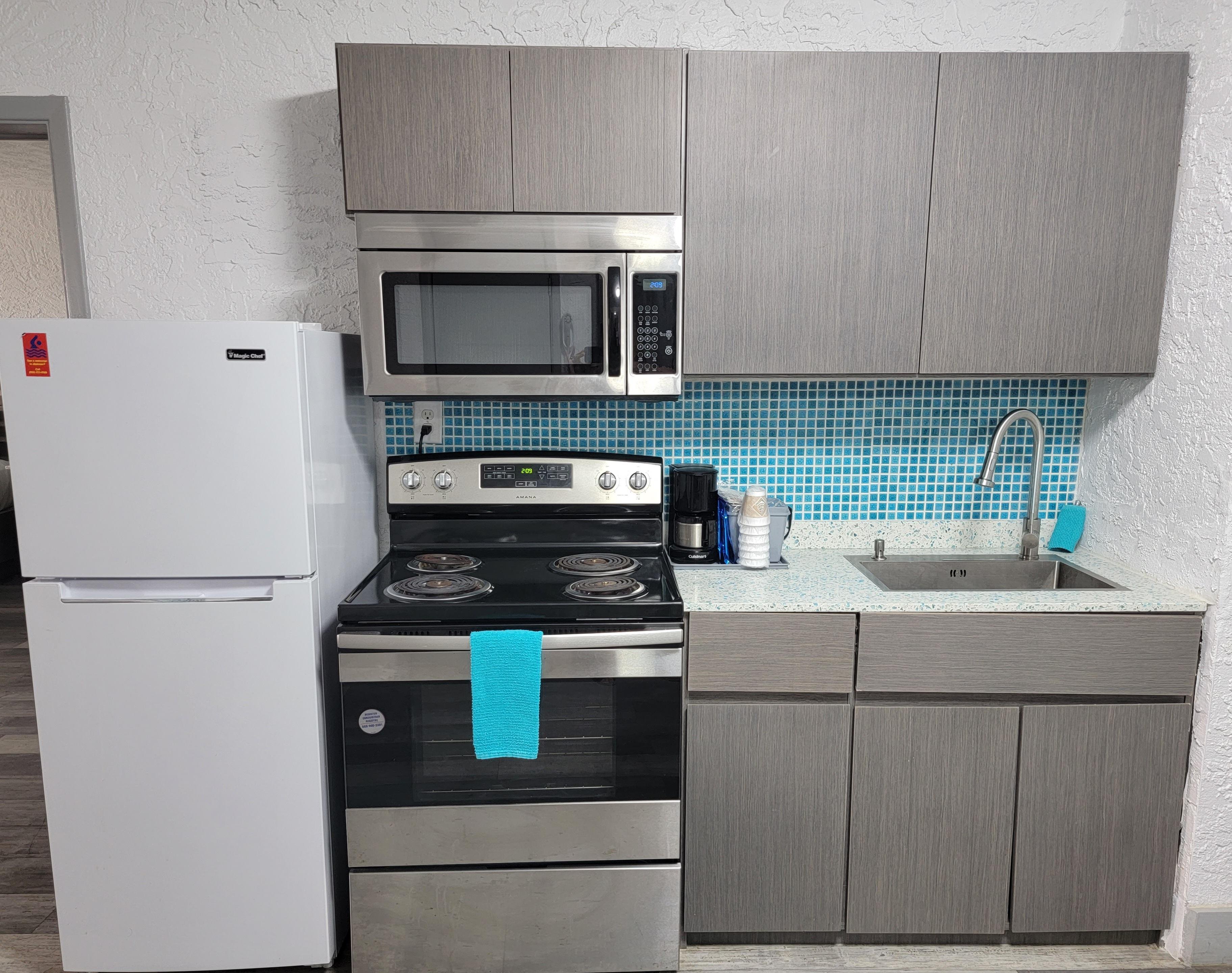 CASA LOMA HOTEL-guestroom-Kitchenette.jpg