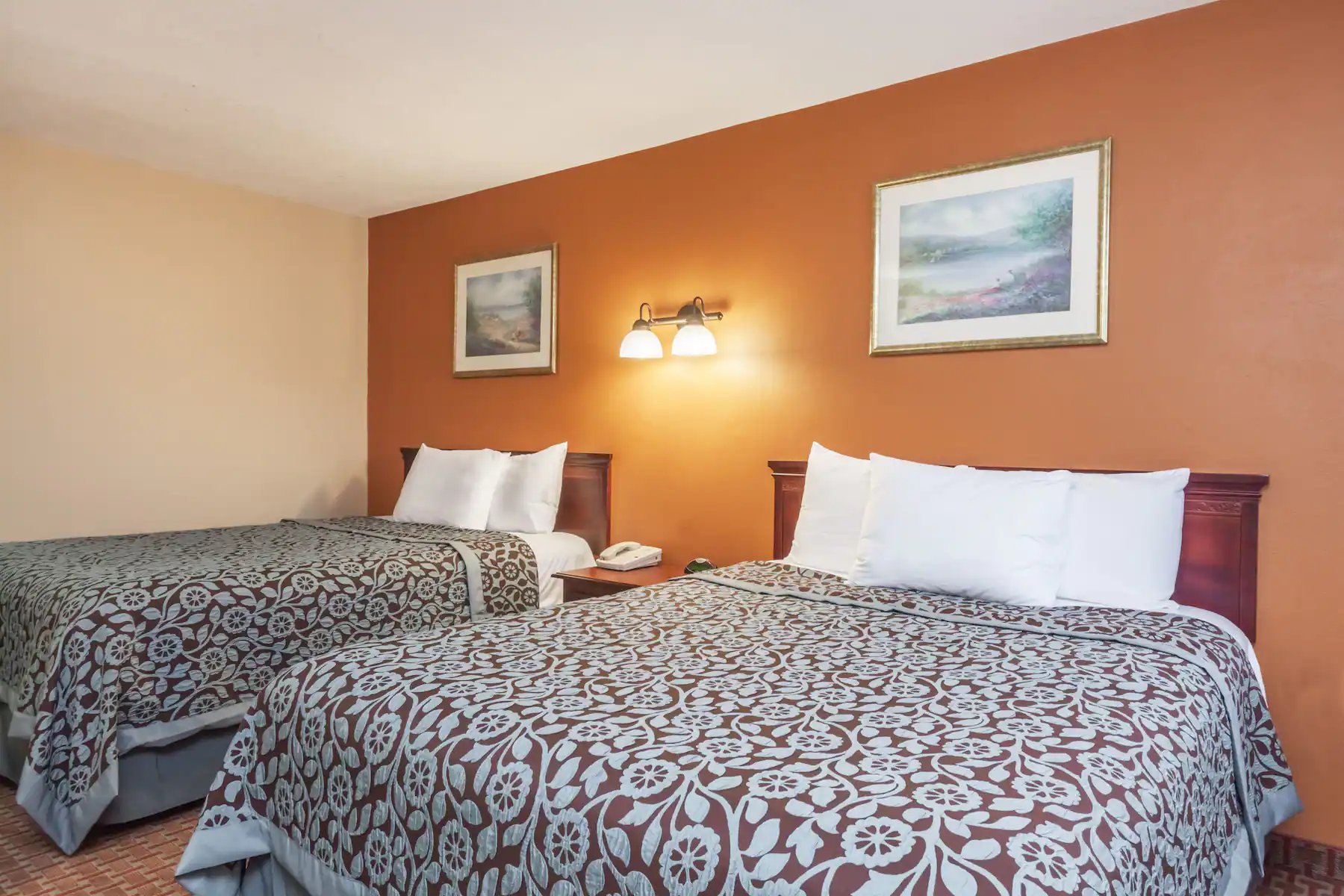 RED CARPET INN ELKTON NEWARK-guestroom-RMDEL Queens.jpg