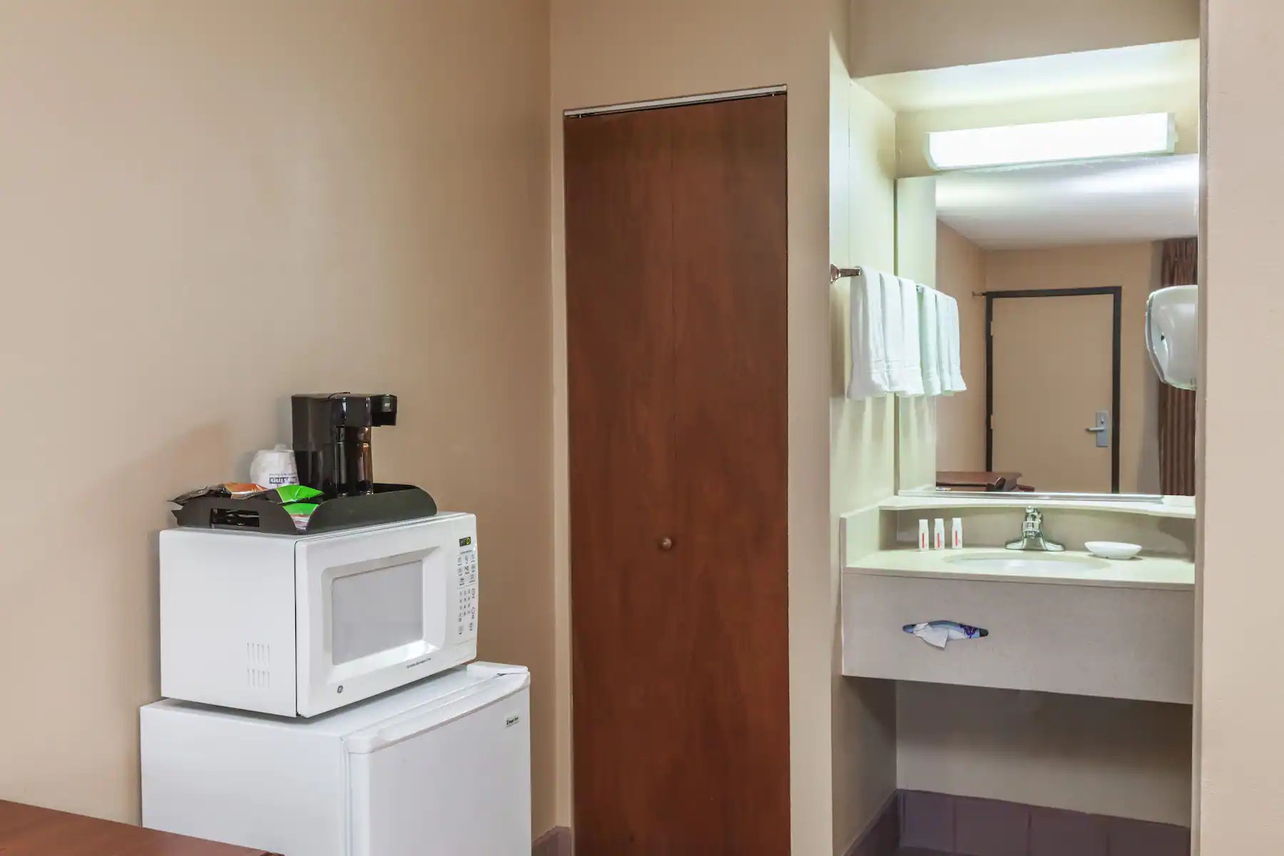 RED CARPET INN ELKTON NEWARK-guestroom-RMDEL Guest Room Amenities.jpg