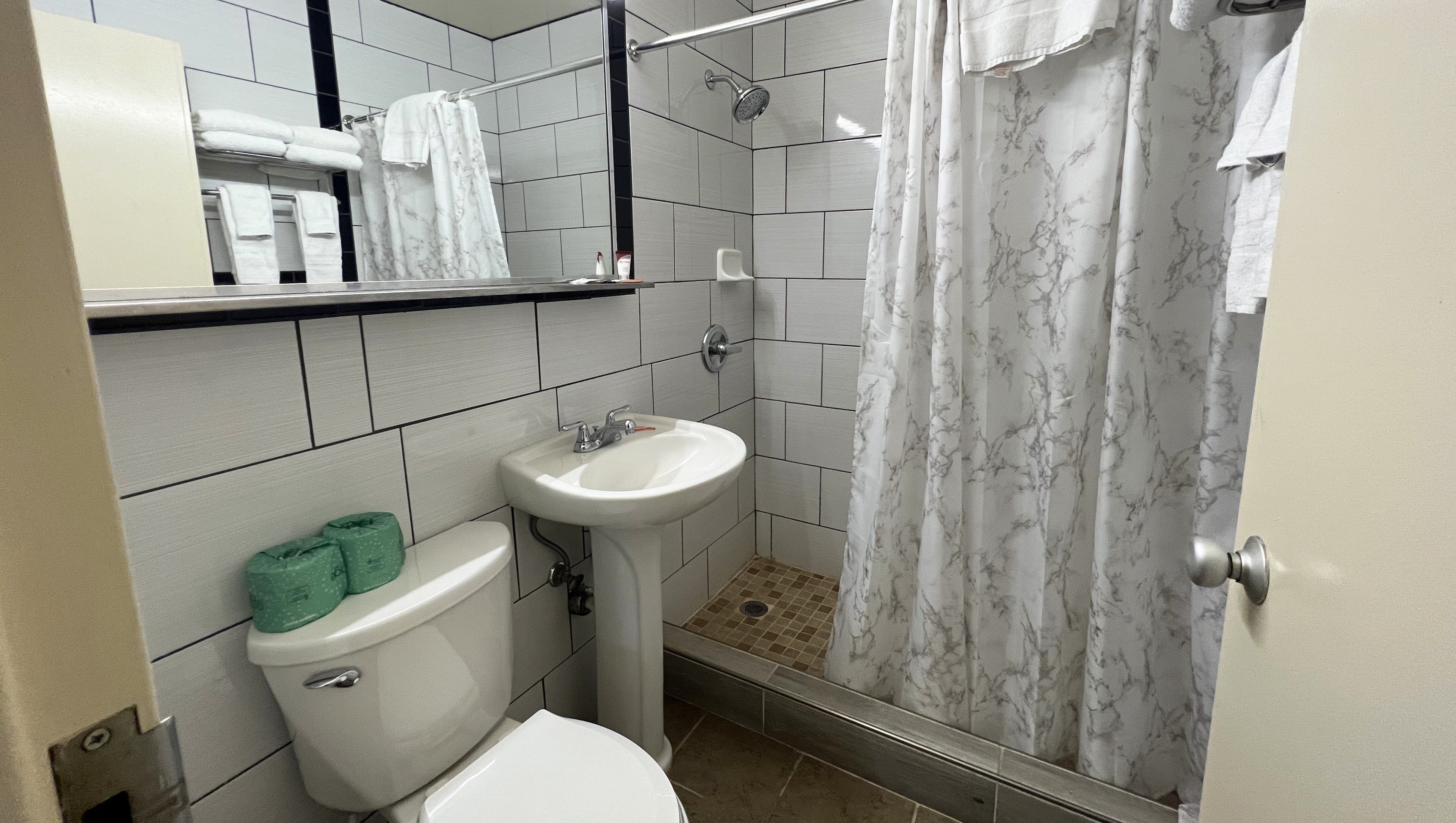 Magnuson Grand Harrisburg-guestroom-MG Harrisburg Bathroom.jpg