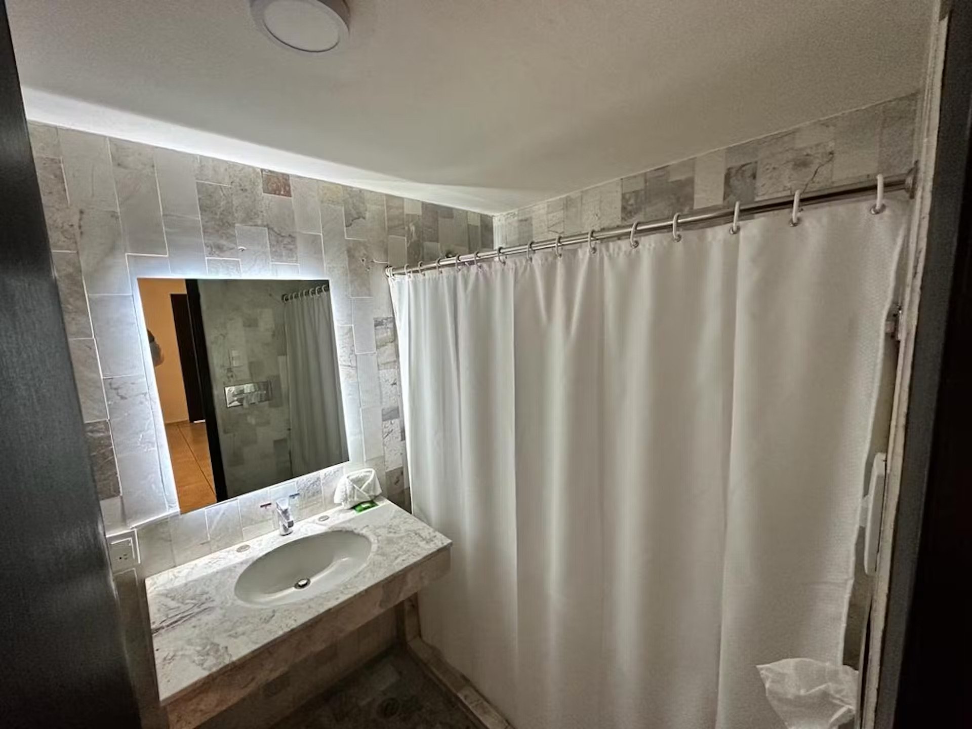 HOTEL BEDDO EXPRESS QUERETARO-guestroom-Standard Double Bathroom.jpg
