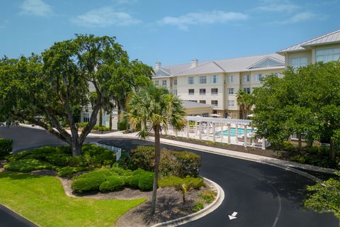 Hotel Exterior Driveway