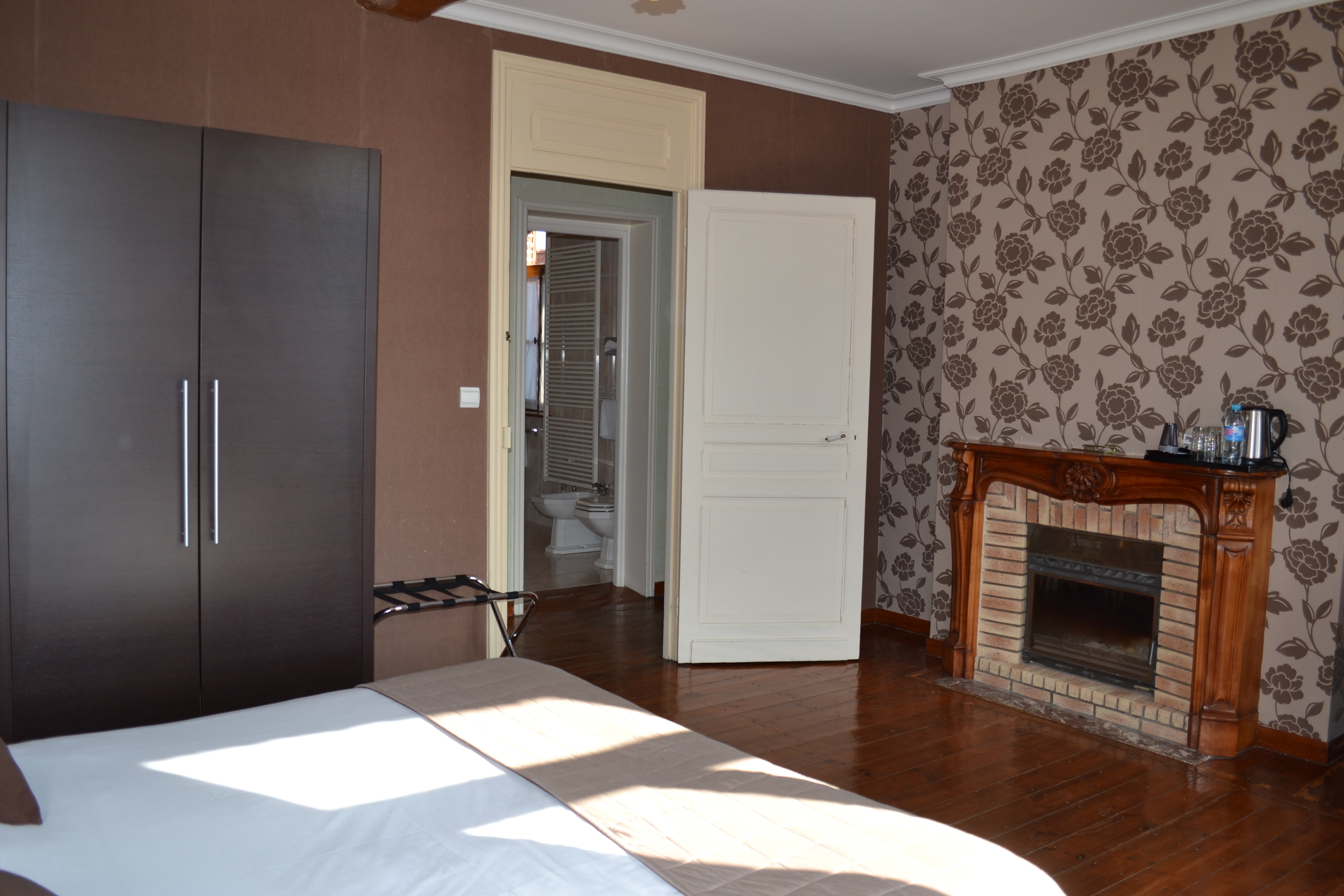 LE DOMAINE DES CIGOGNES-guestroom-De La Cour Suite.jpg