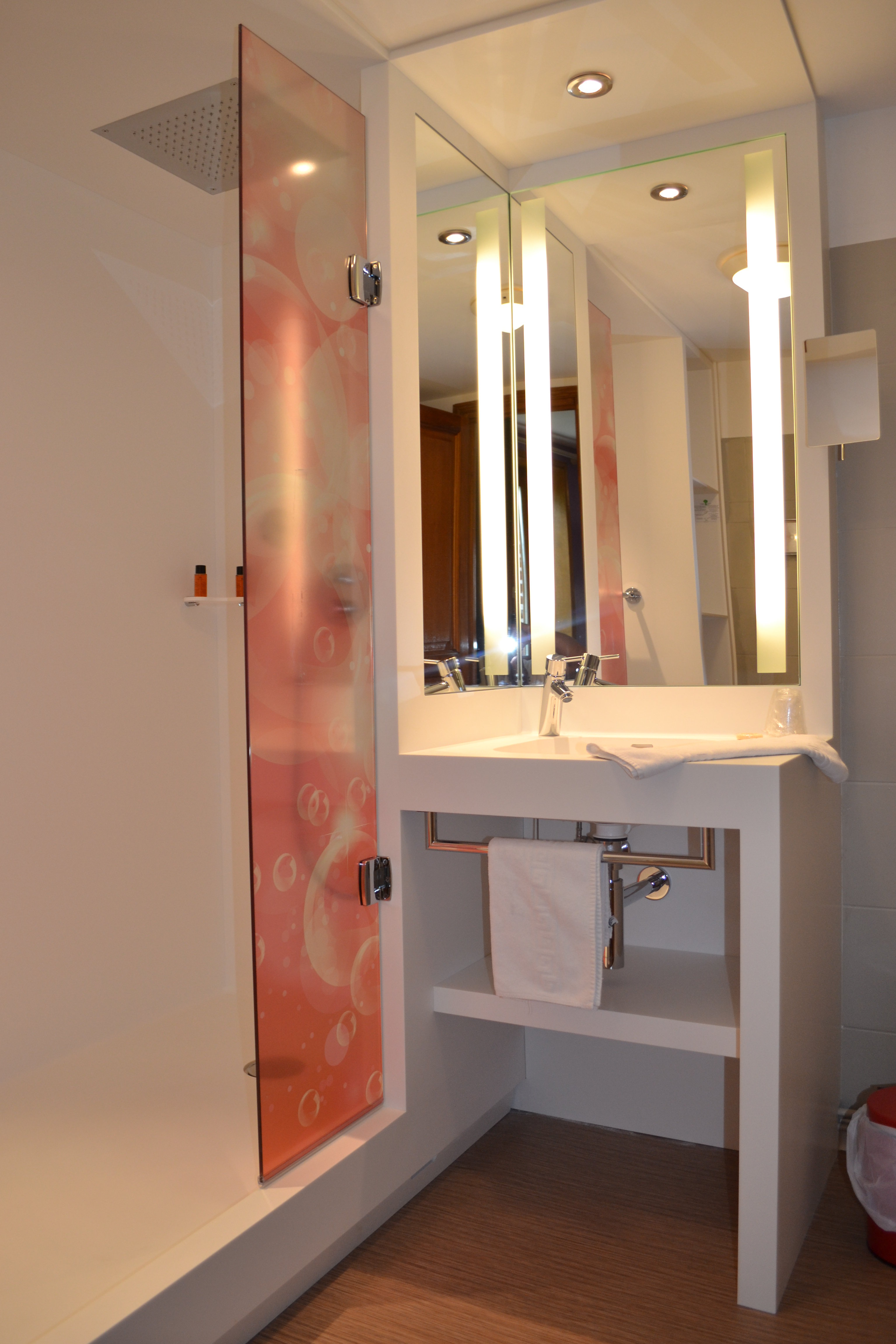 LE DOMAINE DES CIGOGNES-guestroom-Bathroom.jpg