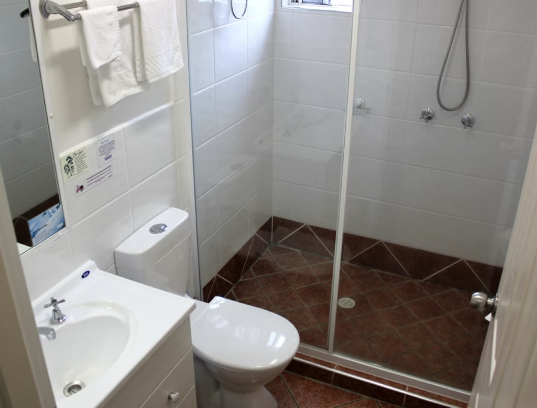 CITY MOTOR INN TOOWOOMBA-guestroom-Standard Studio Bathroom.jpg