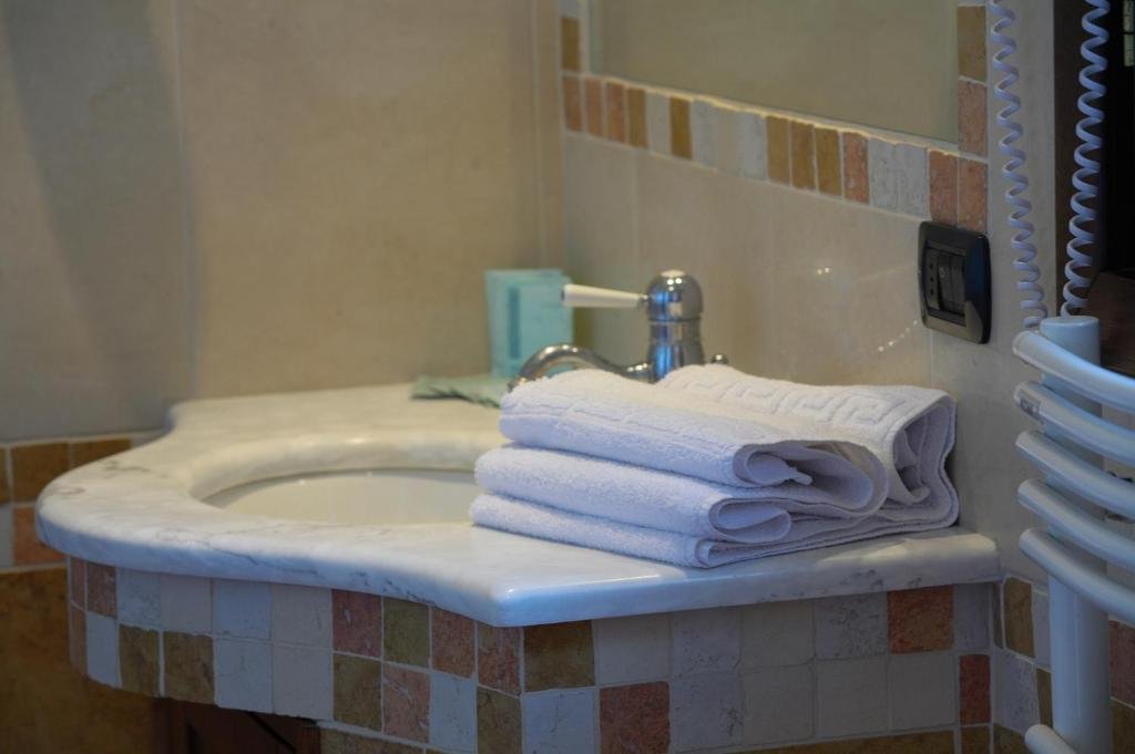 ALBERGO AIRONE SRL-guestroom-Bathroom Amenities.jpg