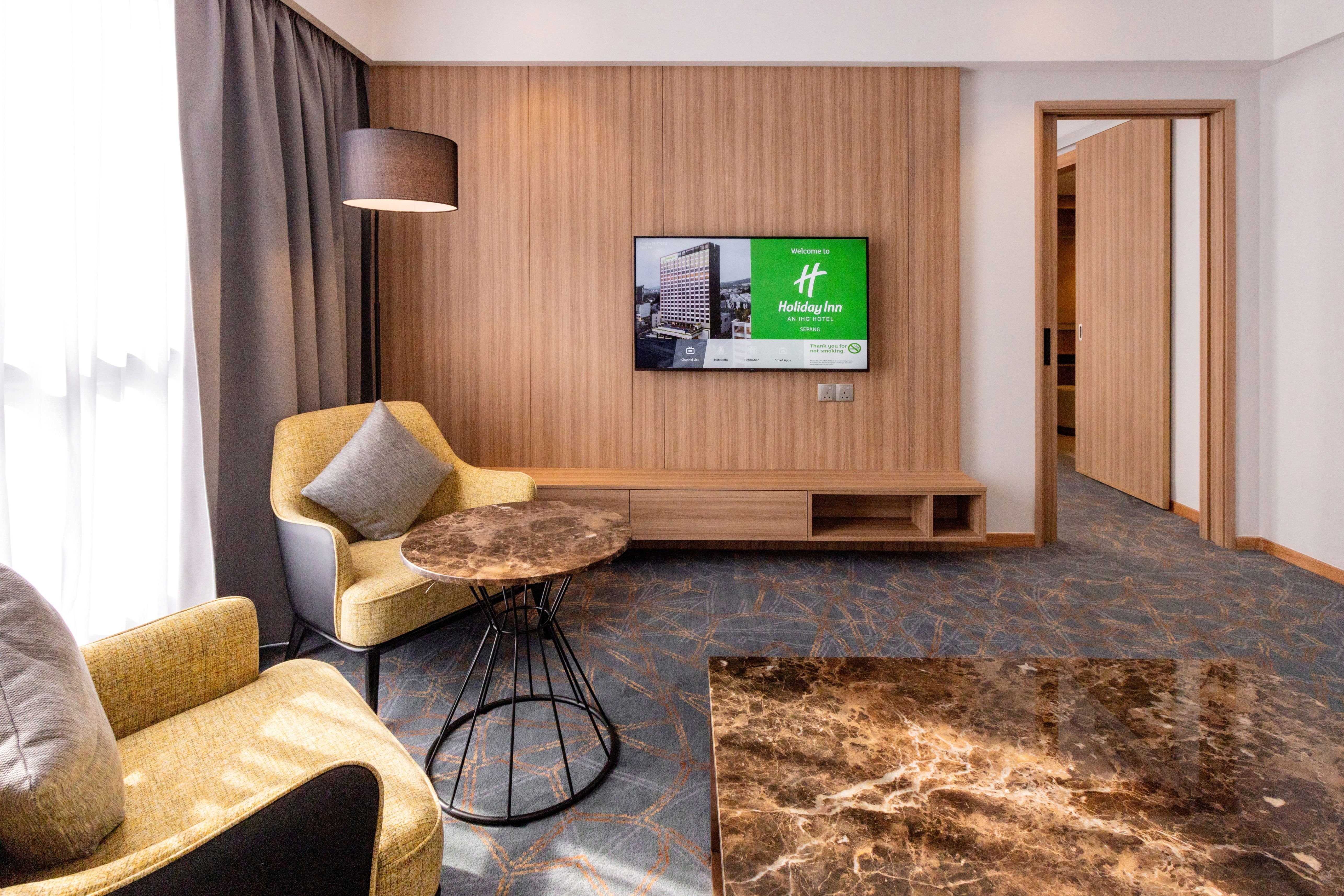 HOLIDAY INN SEPANG AIRPORT BY IHG-guestroom-1 bedroom Suite.jpg