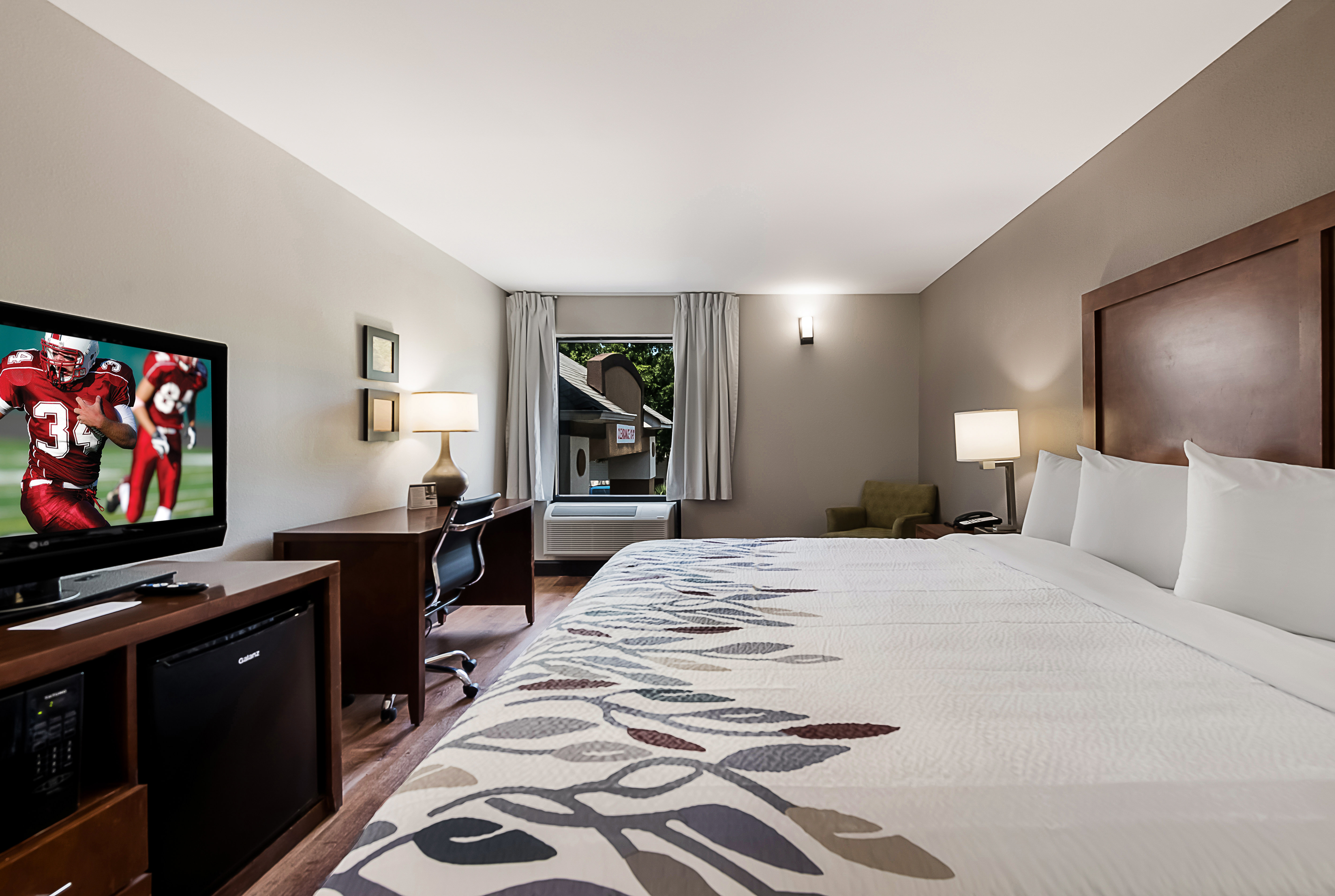 RED ROOF YORKTOWN-guestroom-Superior King.jpg