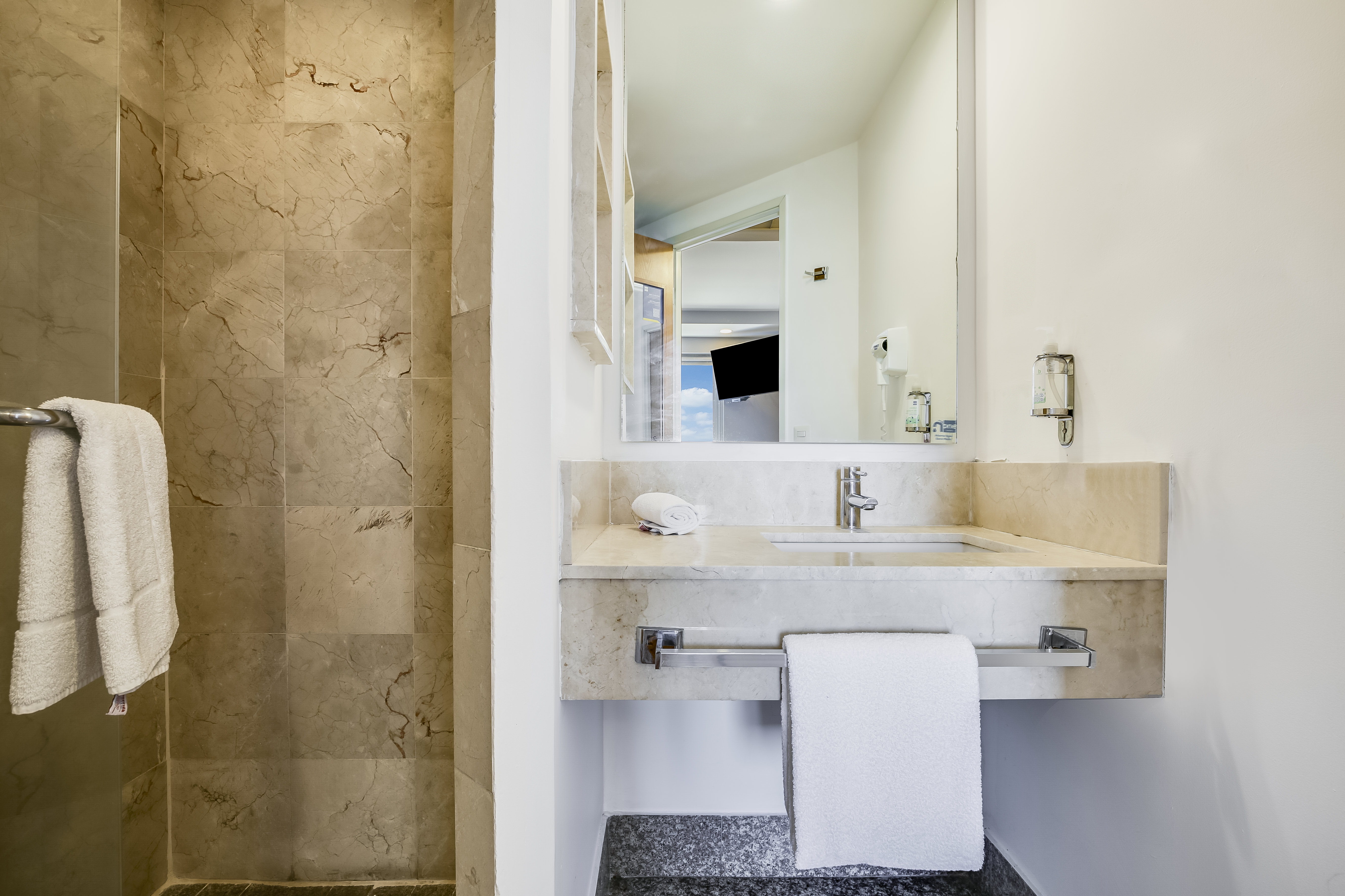 ONE GDL NORTE PERIFERICO-guestroom-Bathroom.jpg