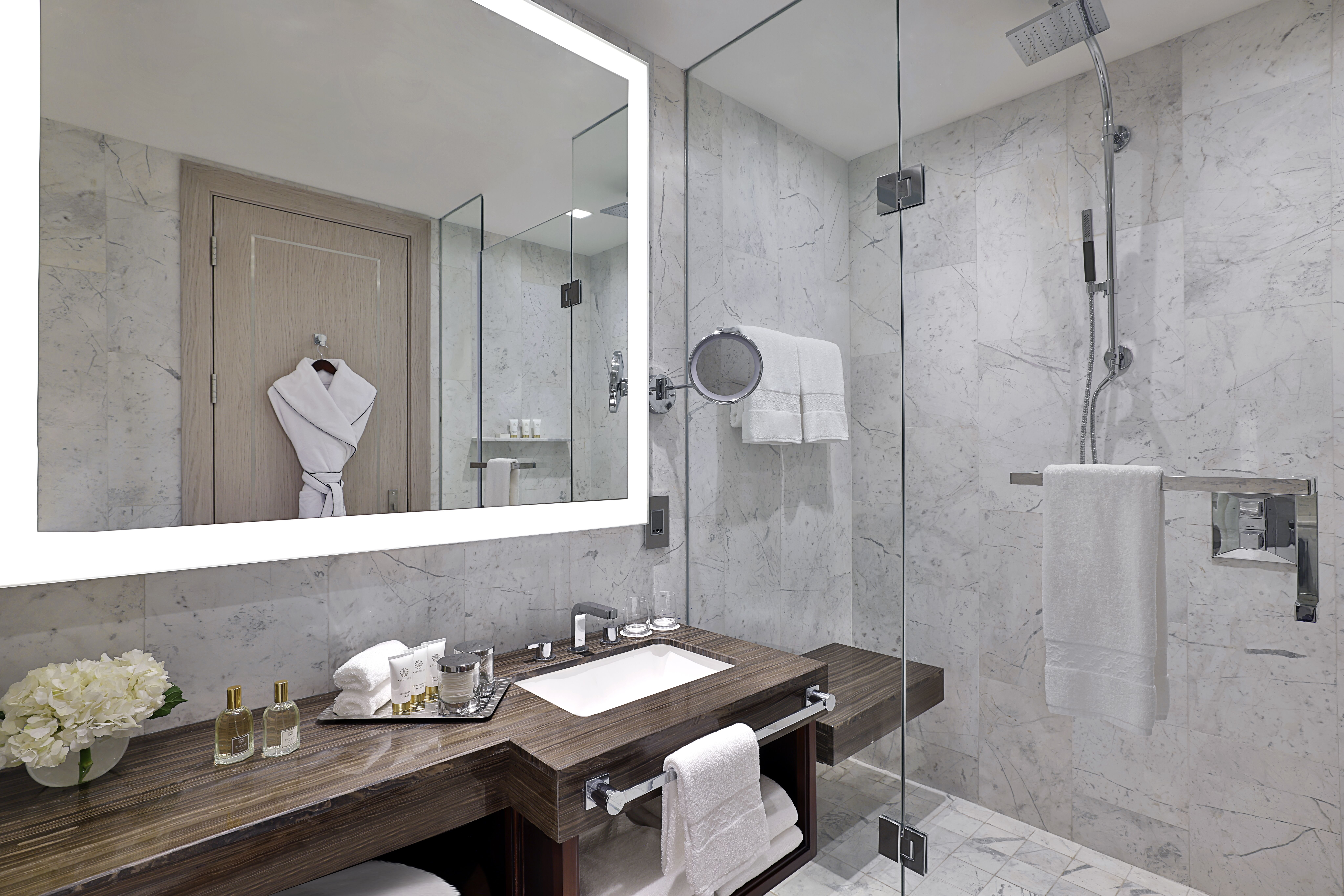 Jumeirah Jabal Omar Makkah-guestroom-Deluxe Room Bathroom.jpg