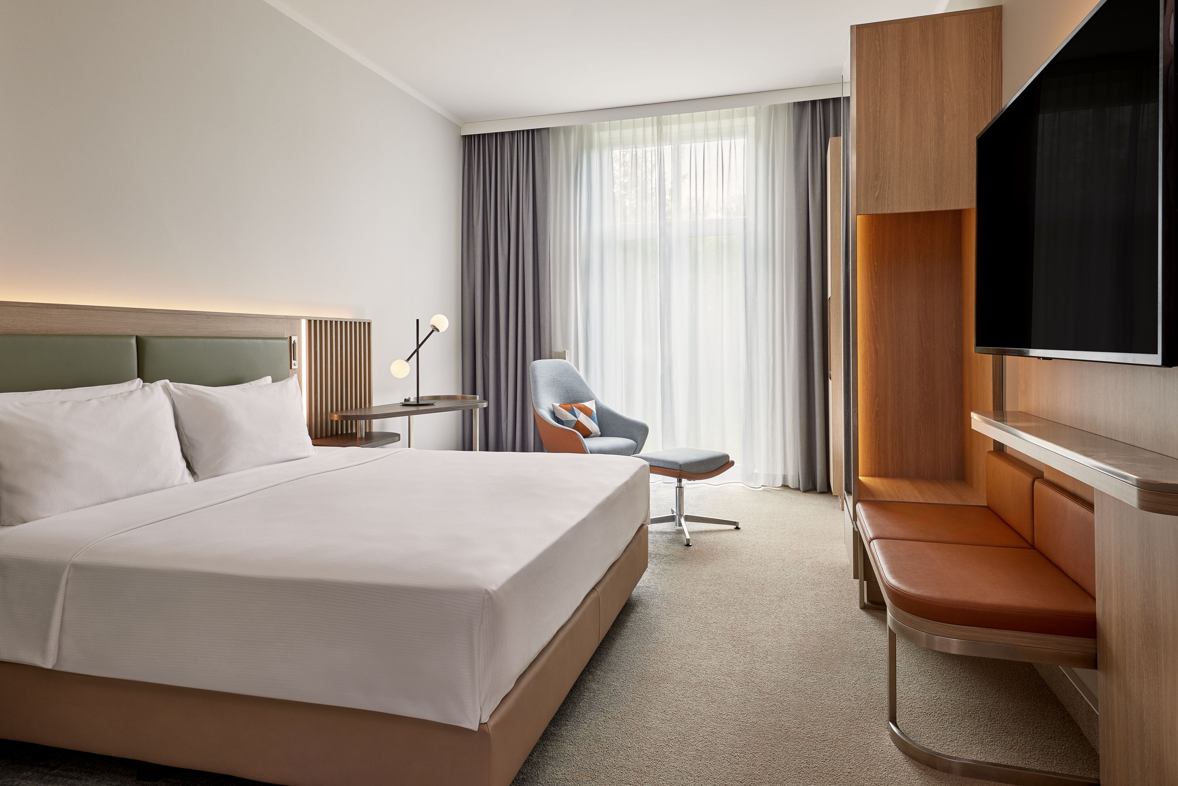 Courtyard by Marriott Schwerin-guestroom-Standard King.jpg
