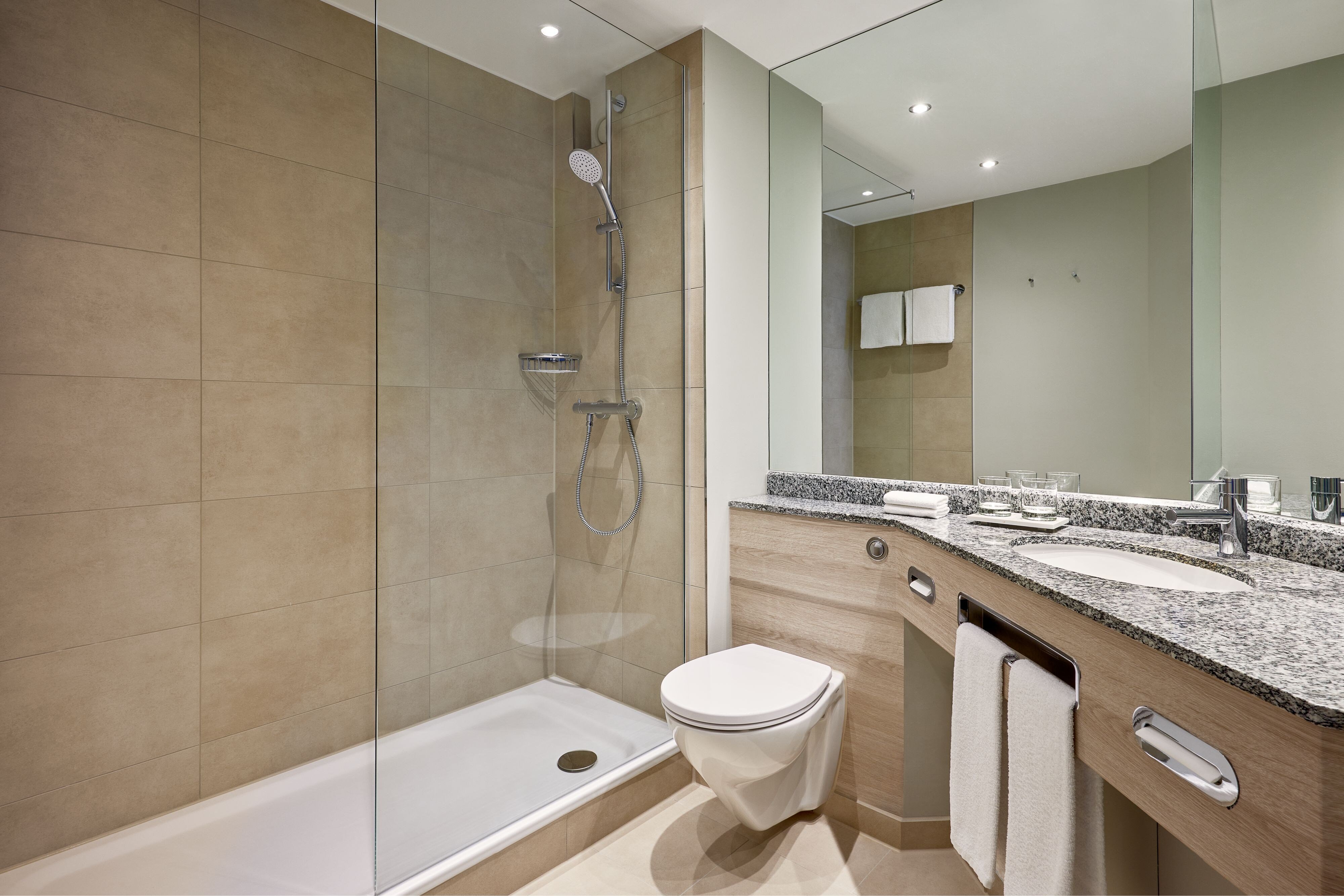 Courtyard by Marriott Schwerin-guestroom-Bathroom Shower.jpg