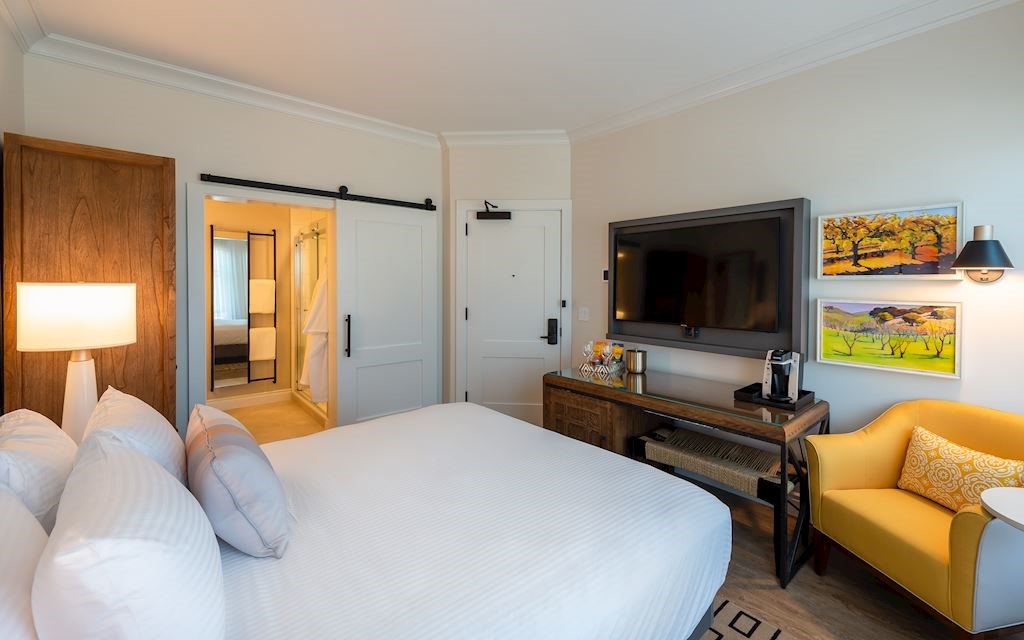 HOTEL E-guestroom-Deluxe King.jpg