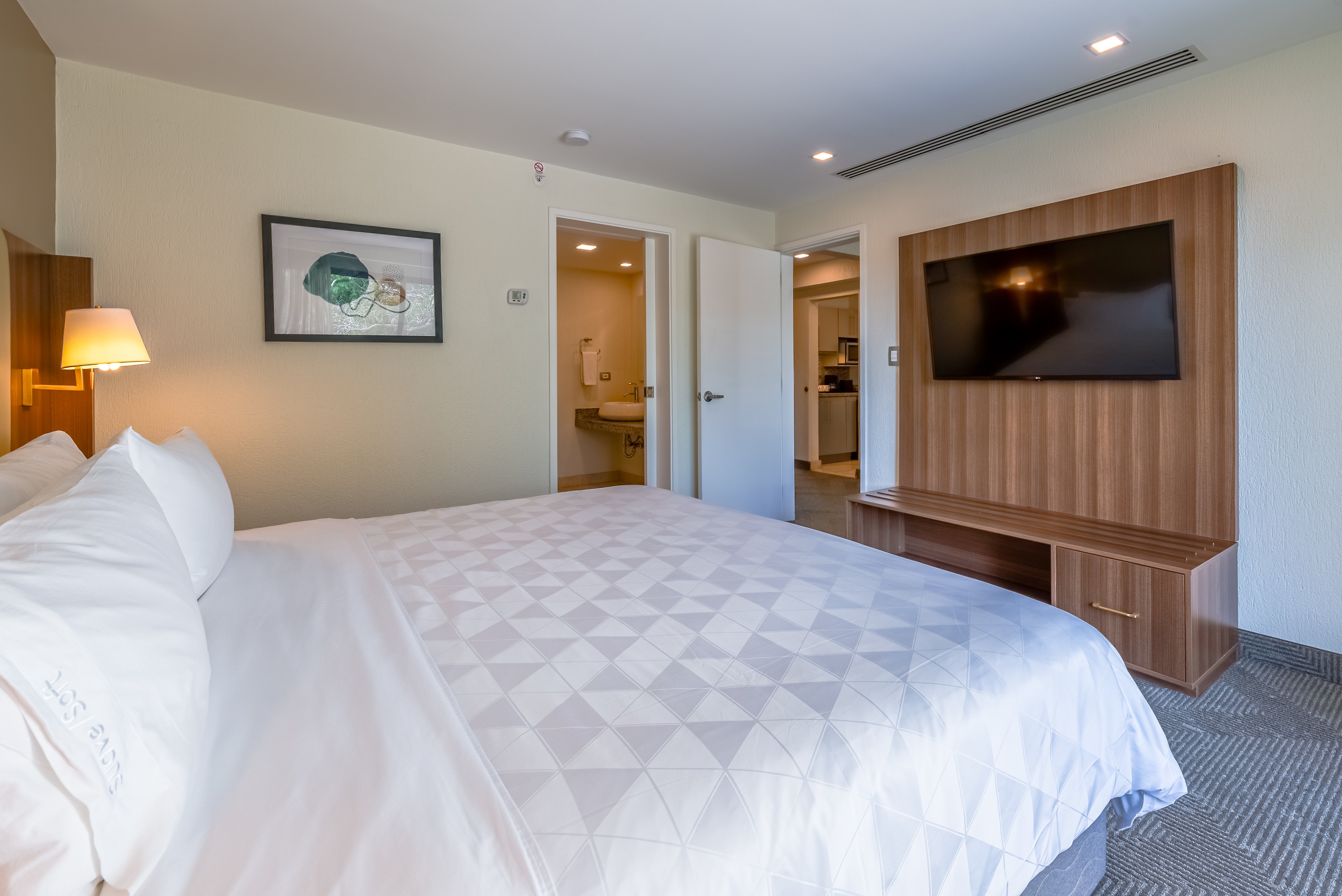 HOLIDAY INN SAN JOSE LA SABANA-guestroom-Enjoy the amenities in our comfortable Suite..jpg