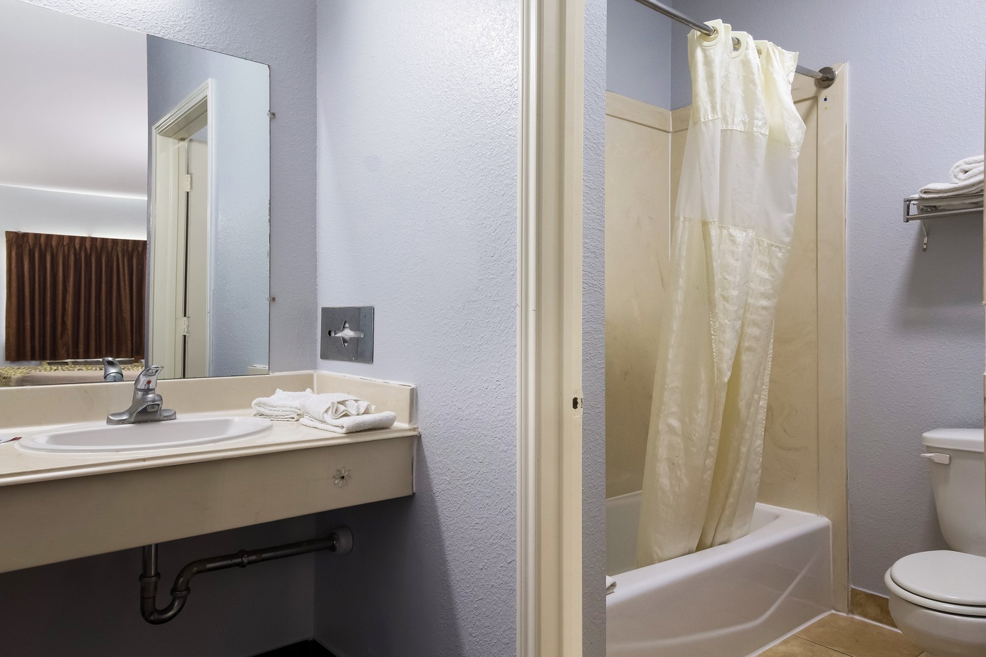 SCOTTISH INNS HANKAMER TX-guestroom-STXKR Bathroom.jpg