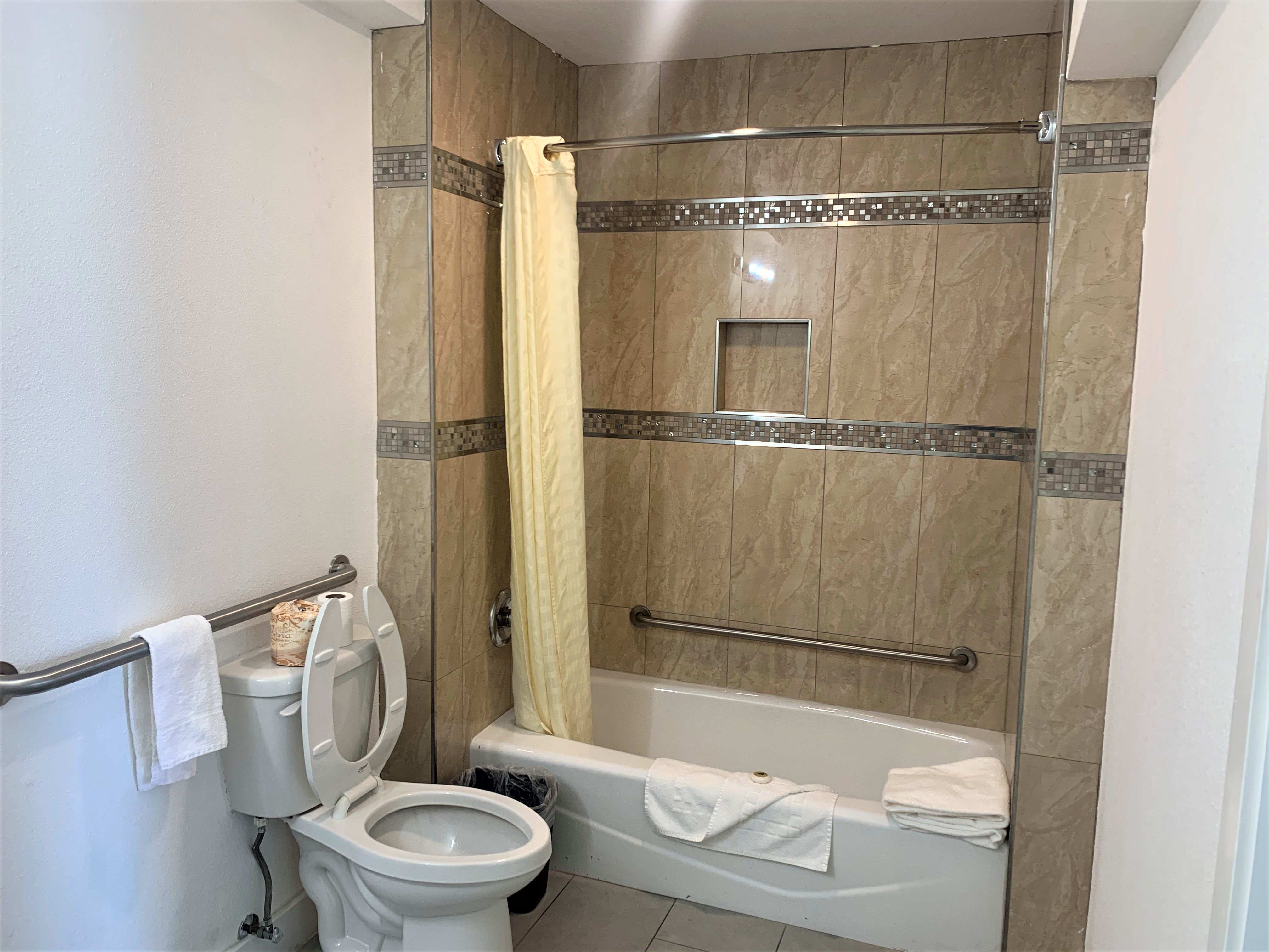 EXECUTIVE INN MILPITAS-guestroom-Bathroom.jpg