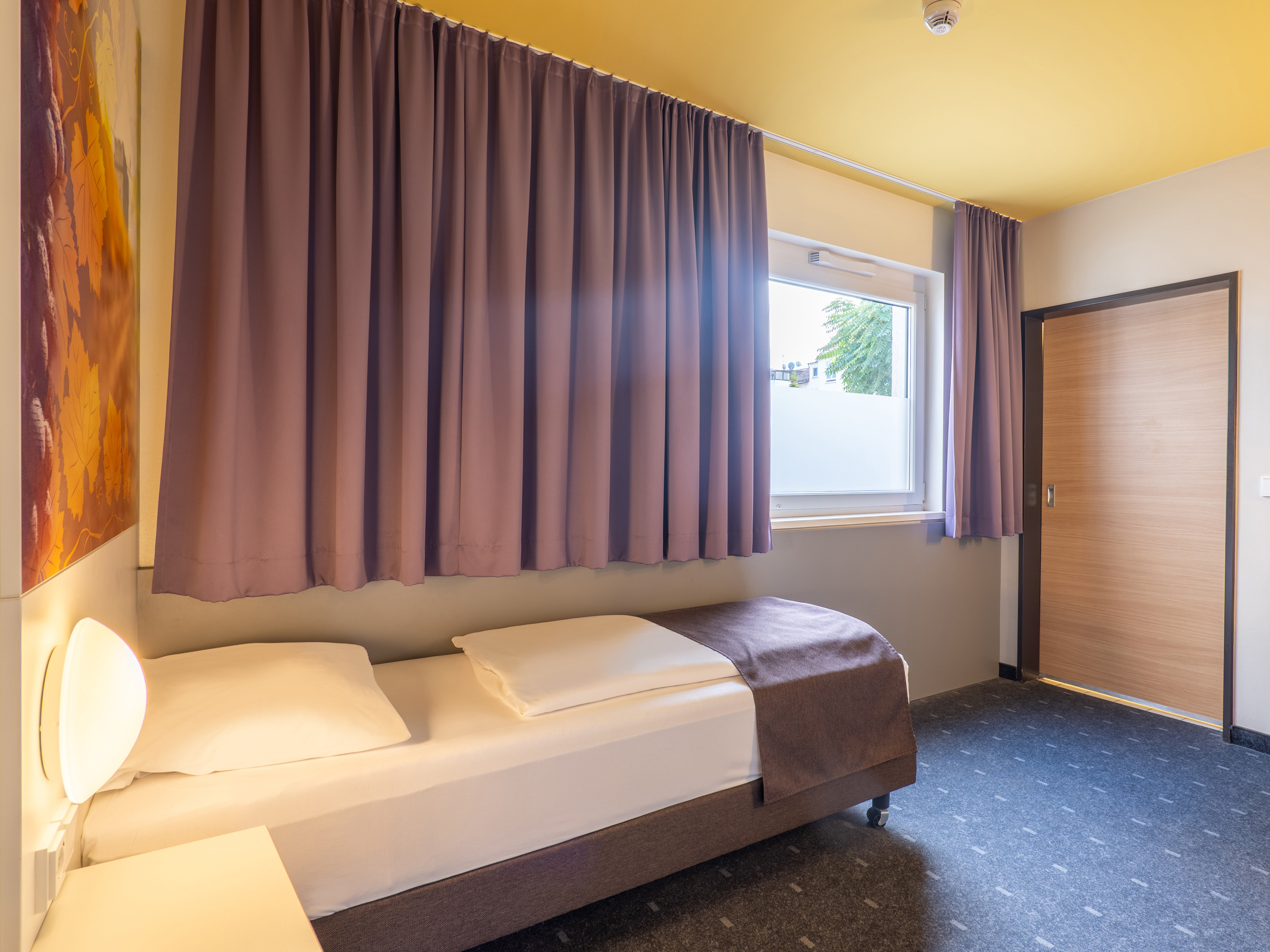 B&B HOTEL HEILBRONN-guestroom-Hotel Heilbronn Disabledroom.jpg