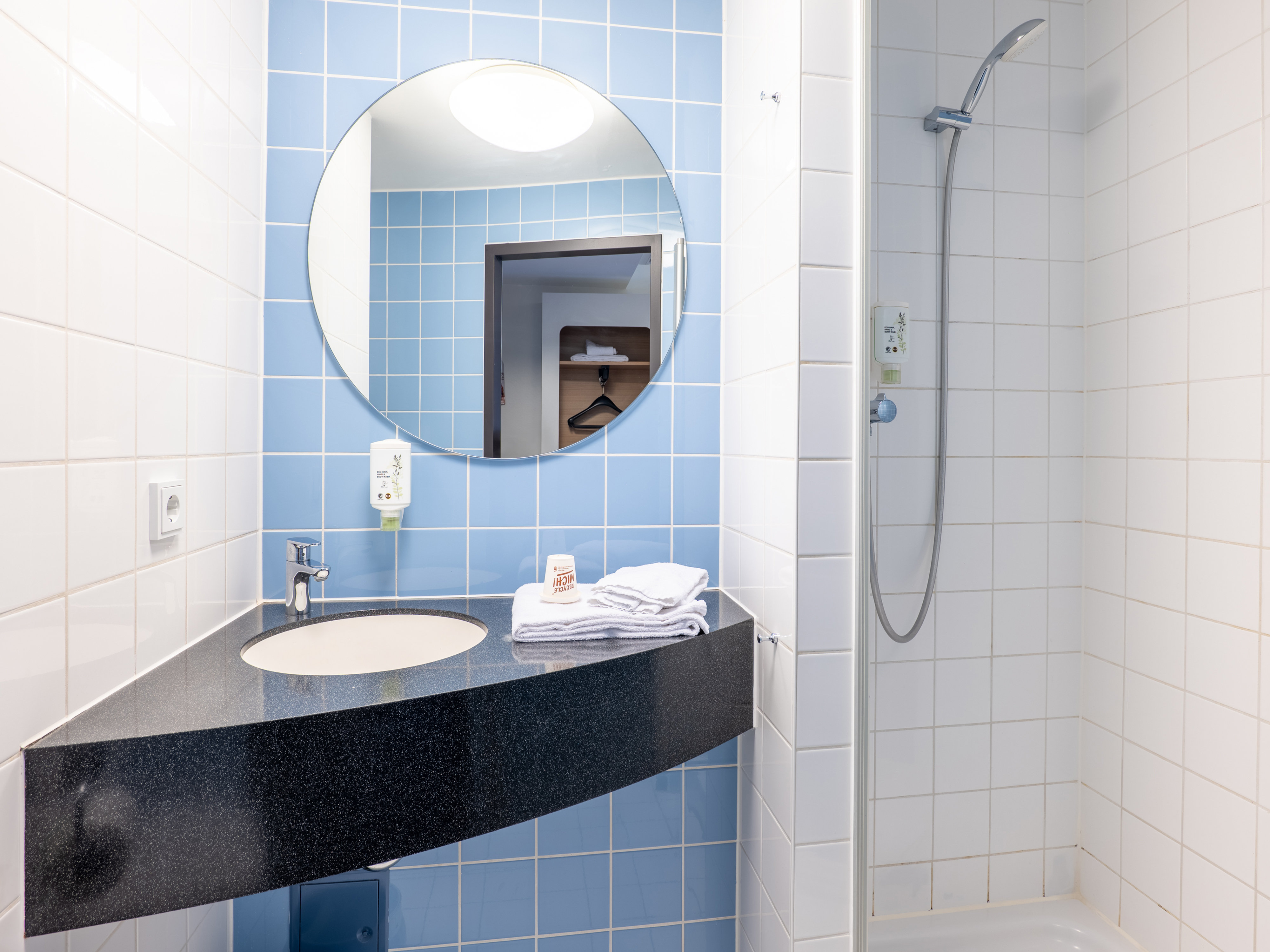 B&B HOTEL HEILBRONN-guestroom-Hotel Heilbronn Bathroom.jpg
