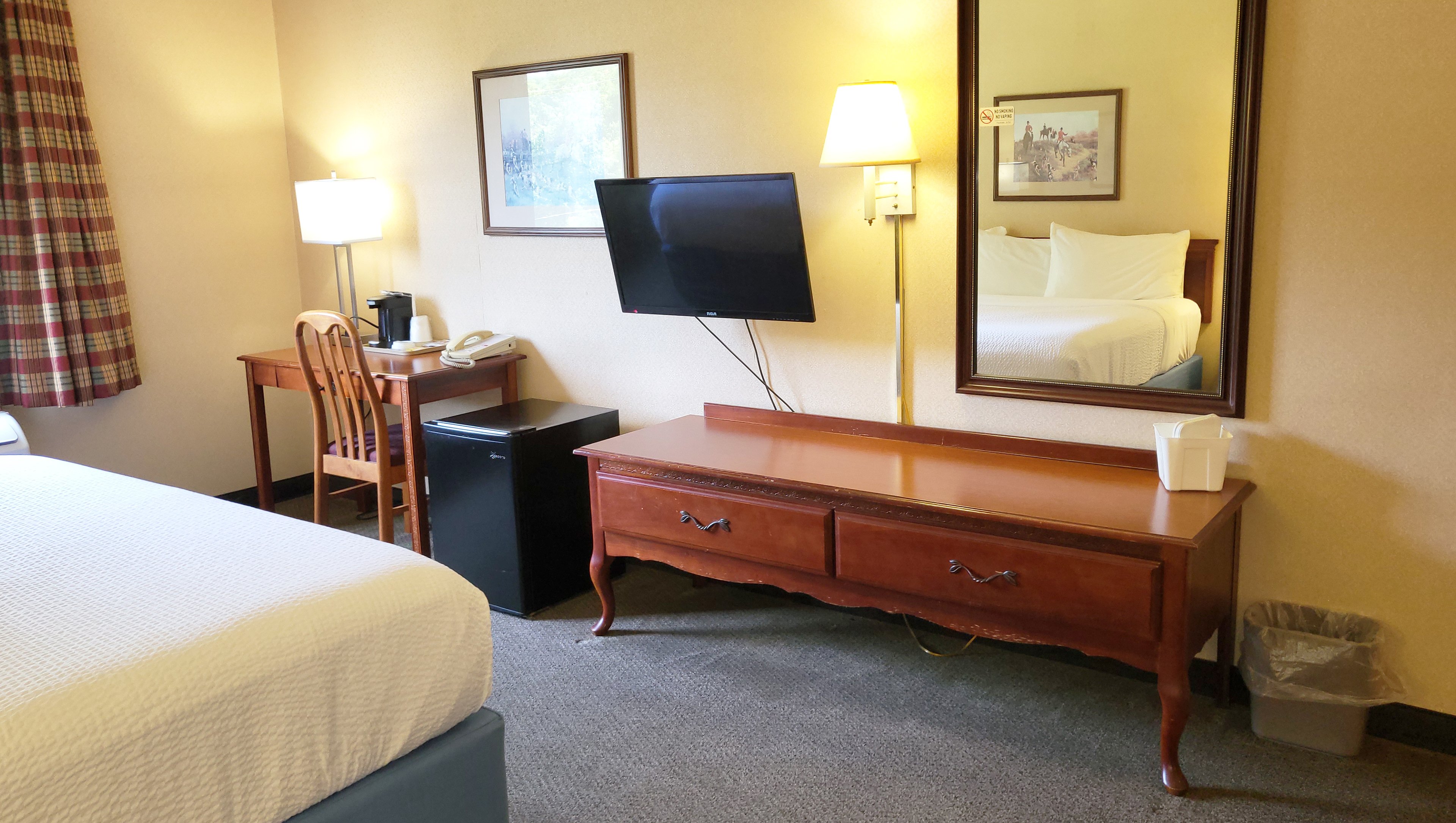Magnuson Hotel West Liberty-guestroom-King Jetted Tub Room Amenities.jpg