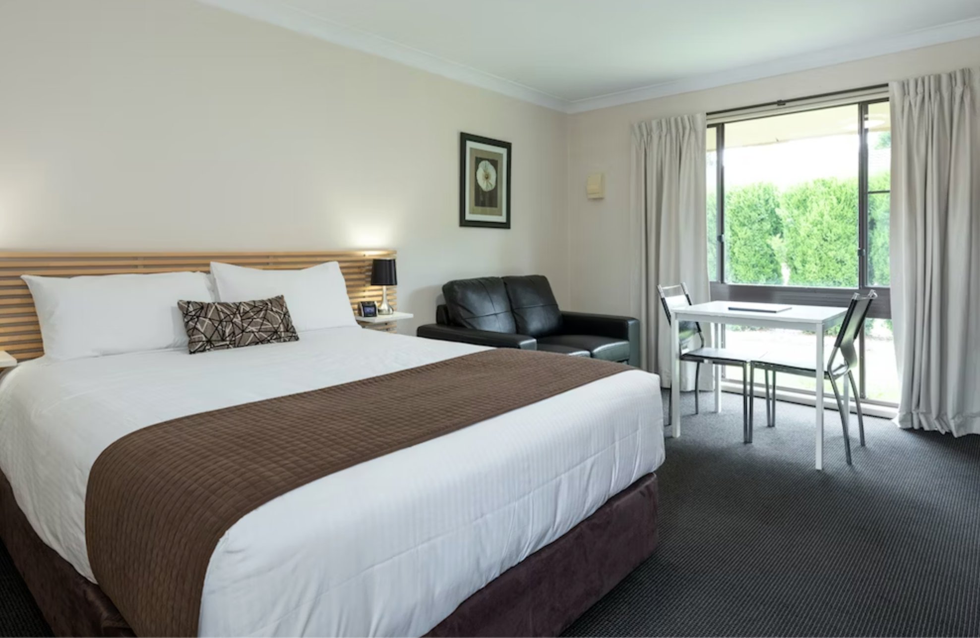 Zig Zag Motel - Lithgow-guestroom-Classic Queen.jpg