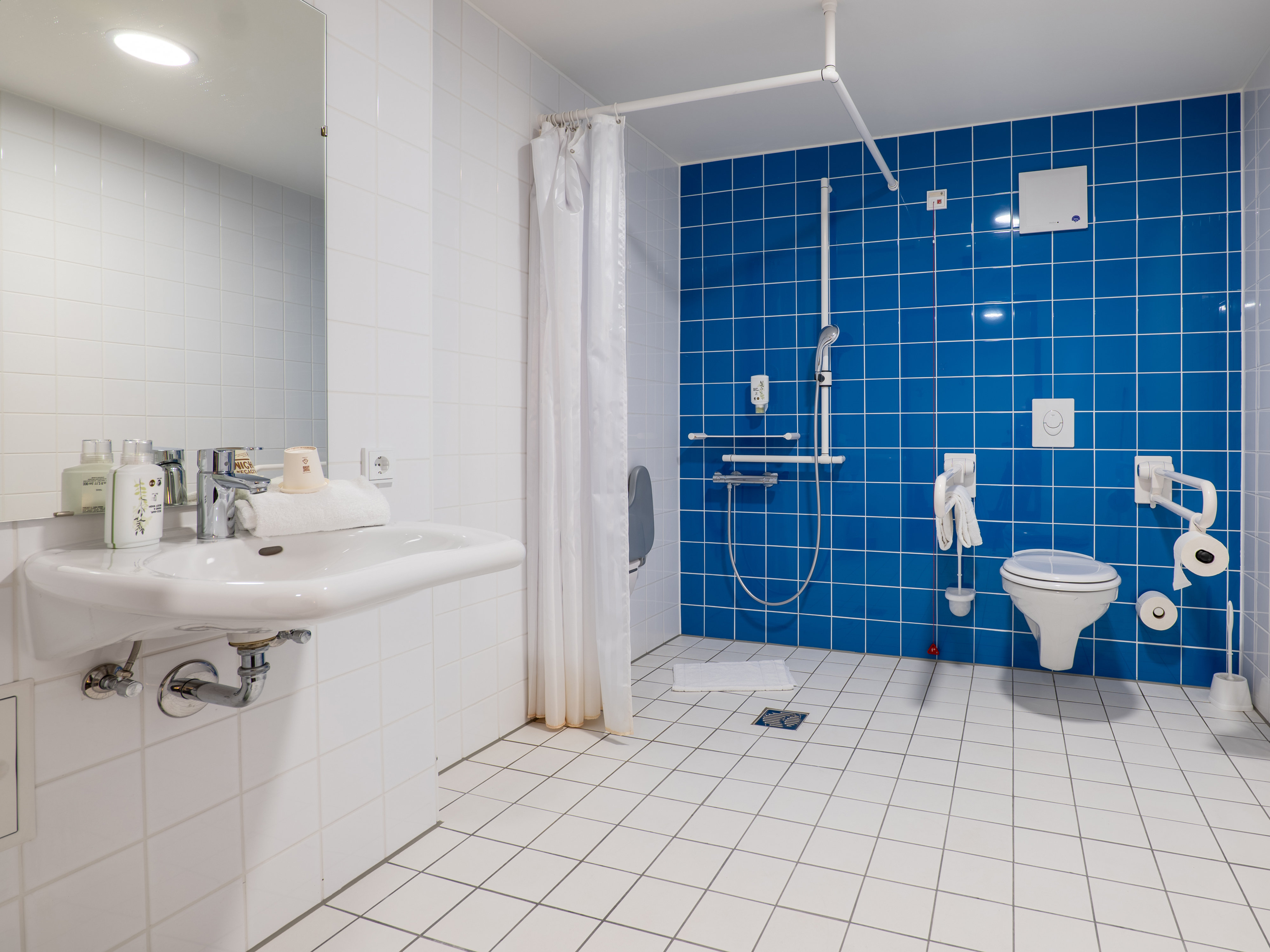 B&B HOTEL STUTTGART-AIRPORT MESSE-guestroom-Hotel Stuttgart AP Messe Disabled Bath.jpg