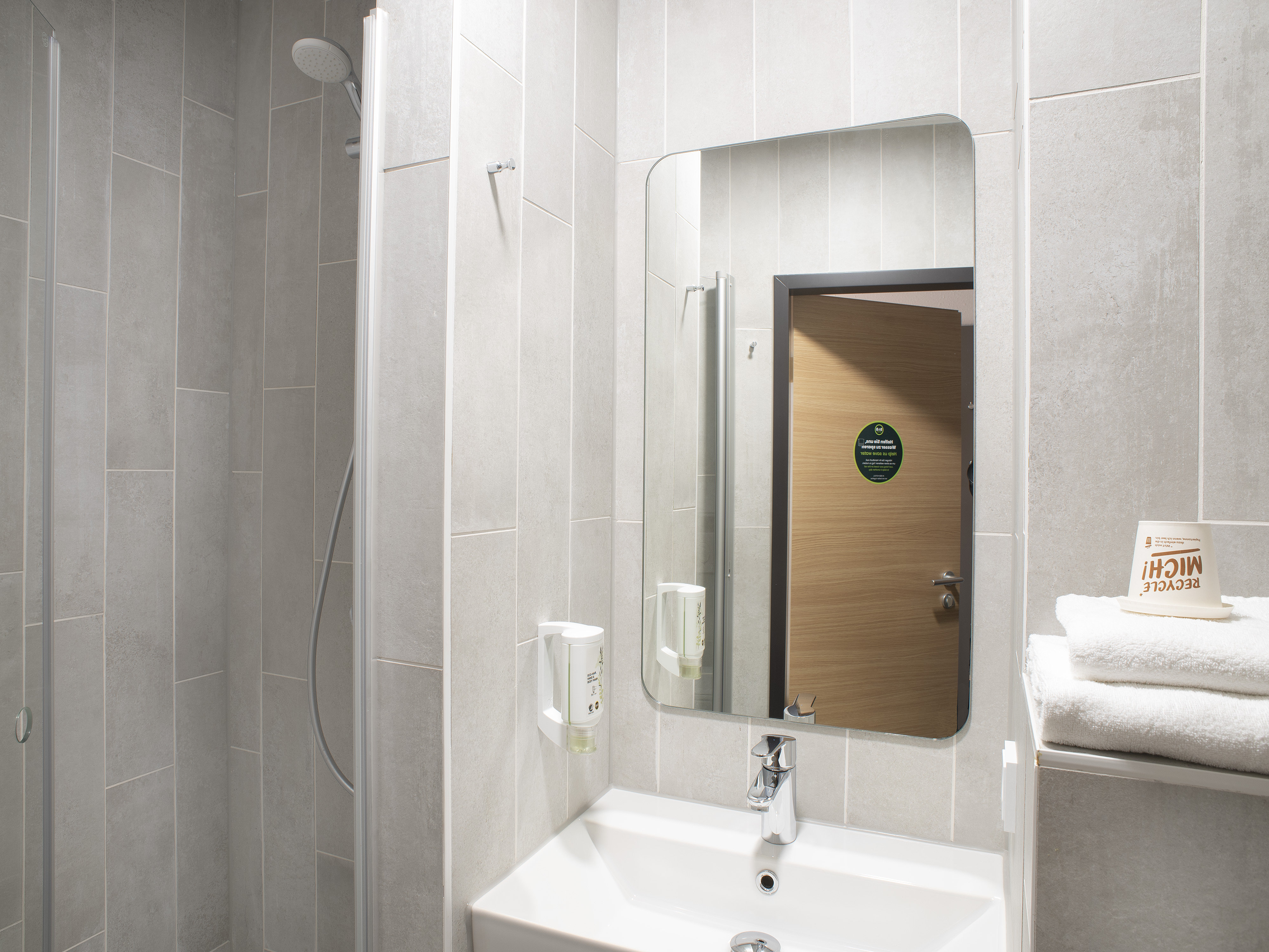 B&B HOTEL SCHWERIN-SUD-guestroom-Hotel Schwerin Sued Bathroom.jpg