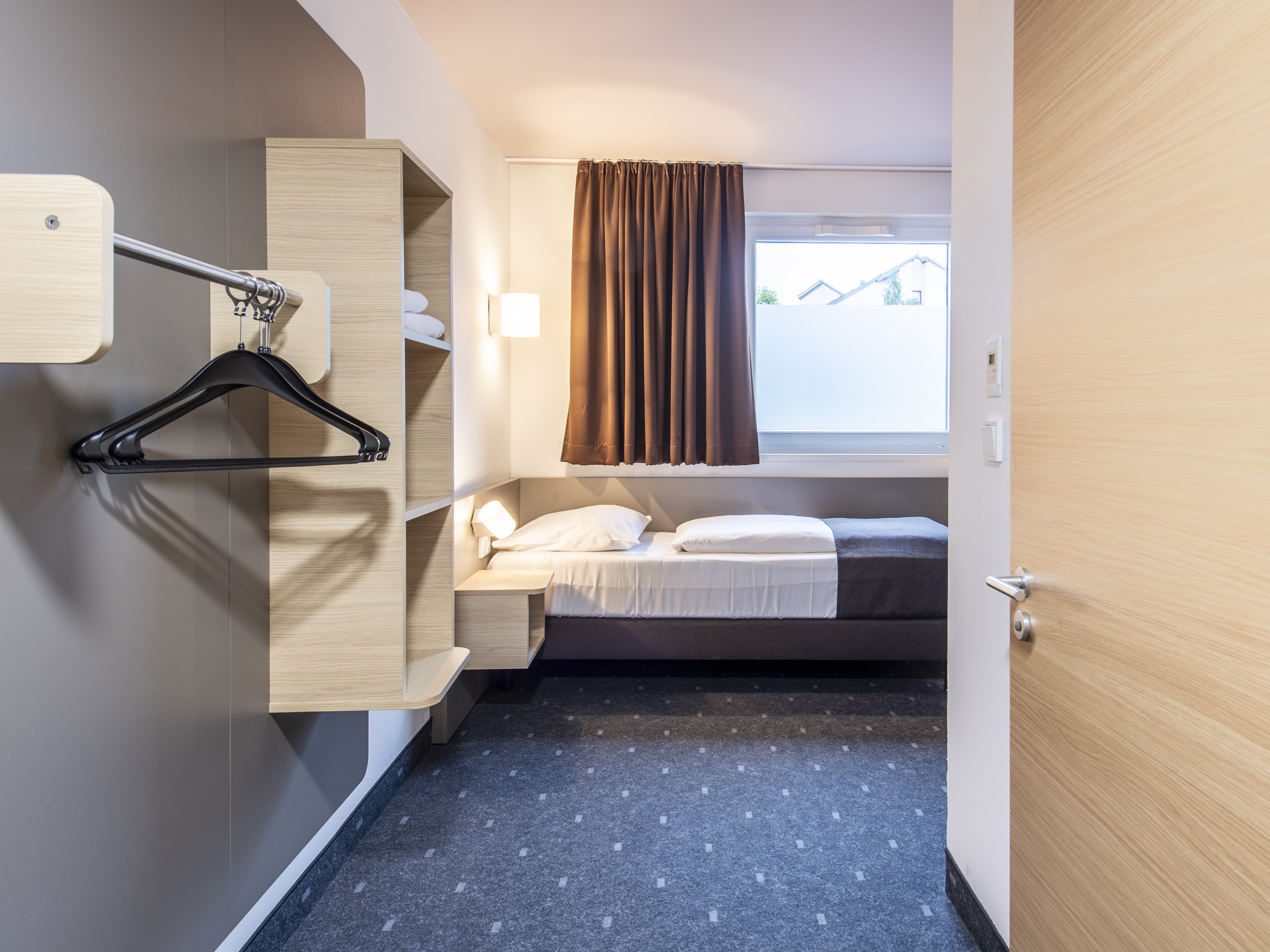 B&B HOTEL REGENSBURG-CITY-guestroom-Hotel Regensburg Disabledroom.jpg