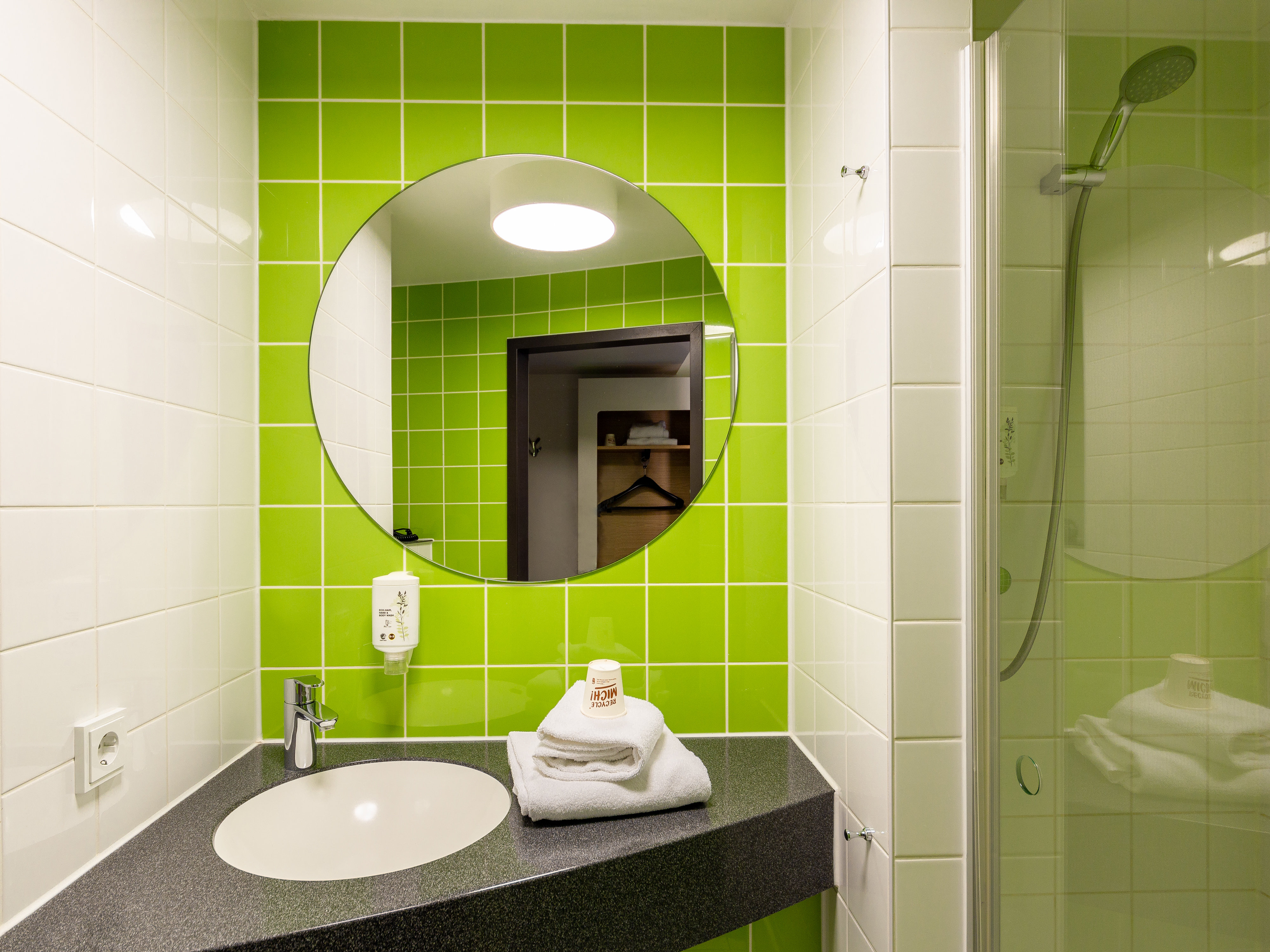 B&B HOTEL KREFELD-CITY-guestroom-Hotel Krefeld Bathroom.jpg