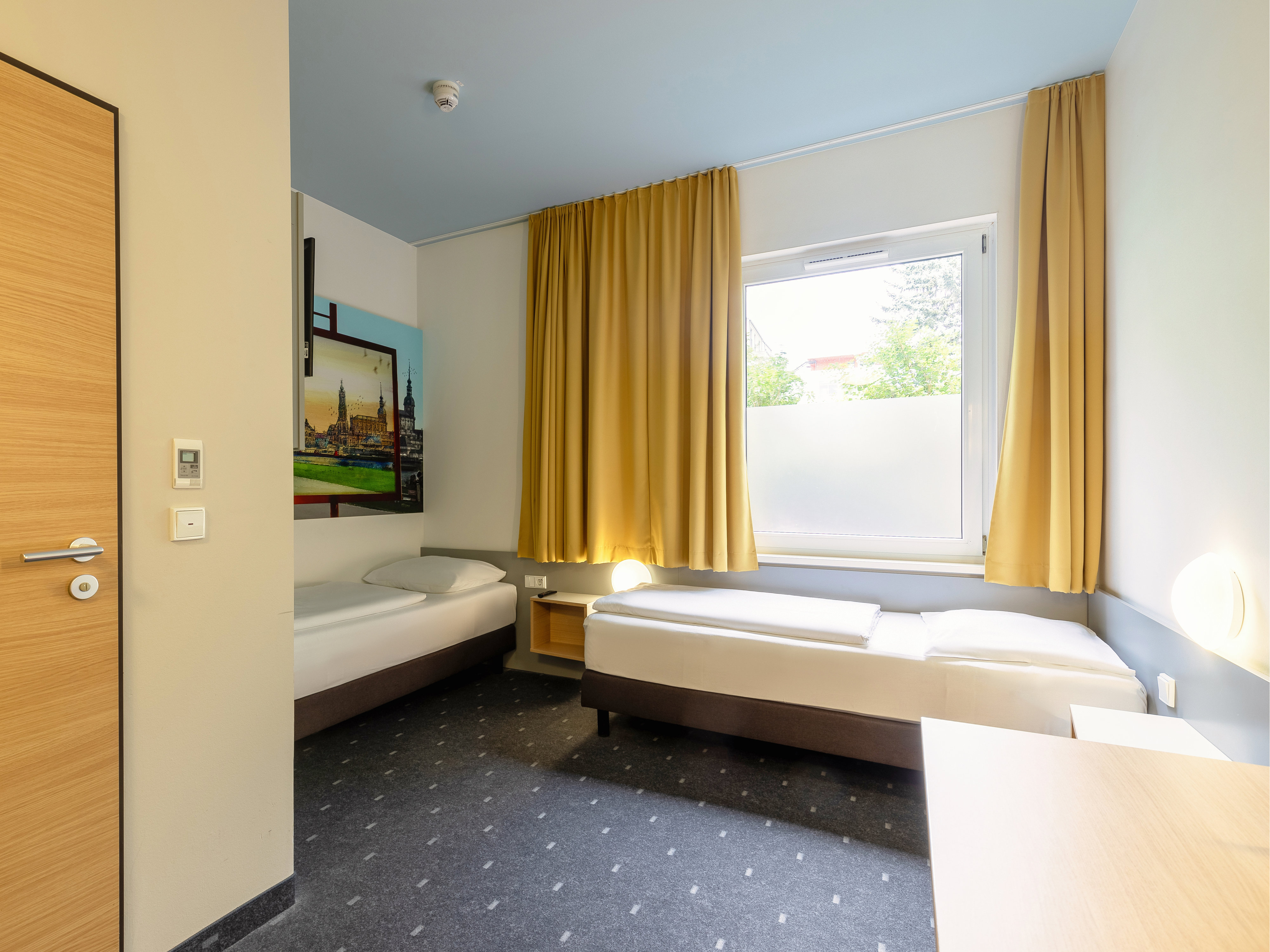 B&B HOTEL DRESDEN-MESSE-guestroom-Hotel Dresden Disabled Room.jpg