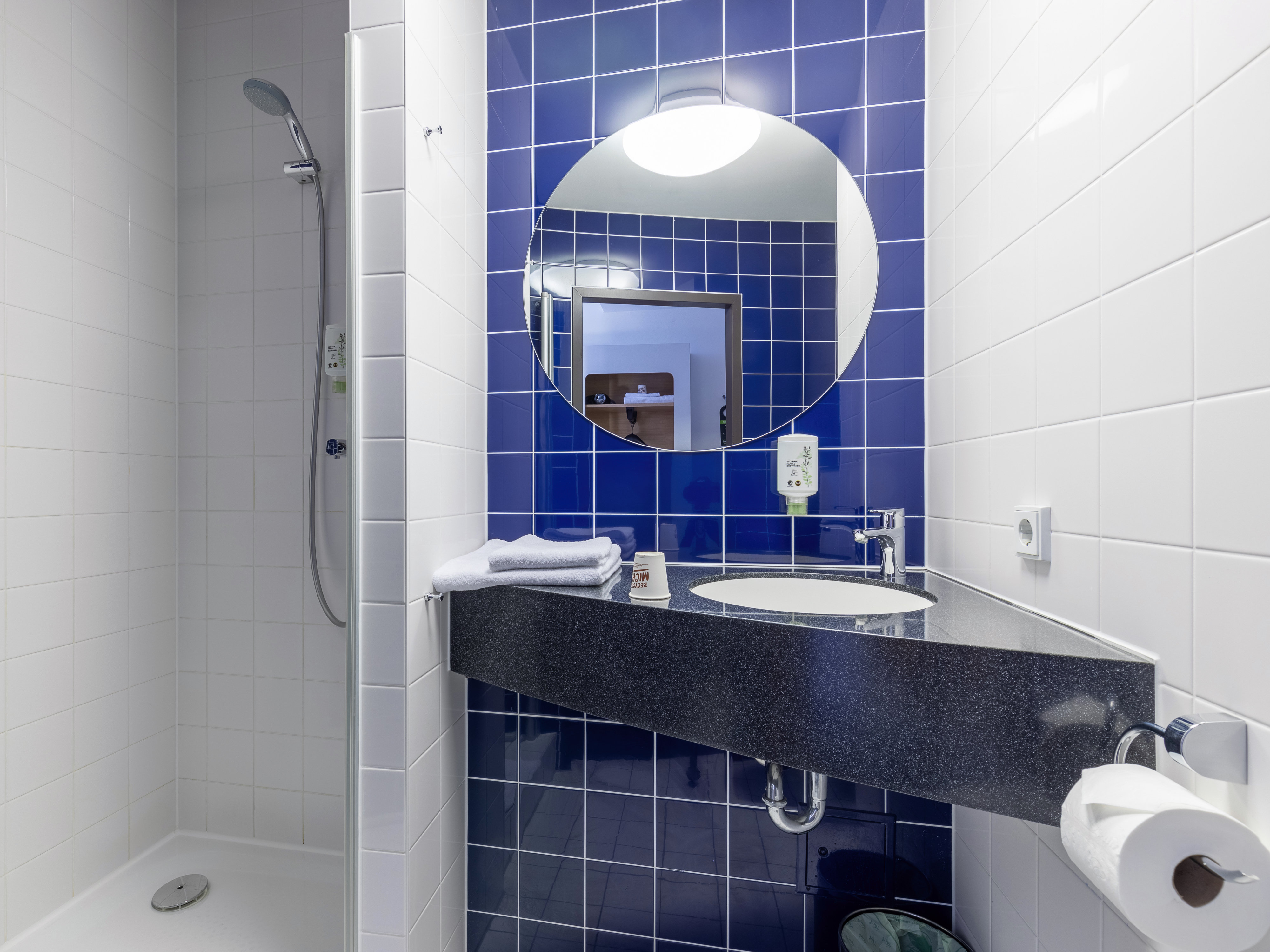 B&B HOTEL DRESDEN-MESSE-guestroom-Hotel Dresden Bathroom.jpg