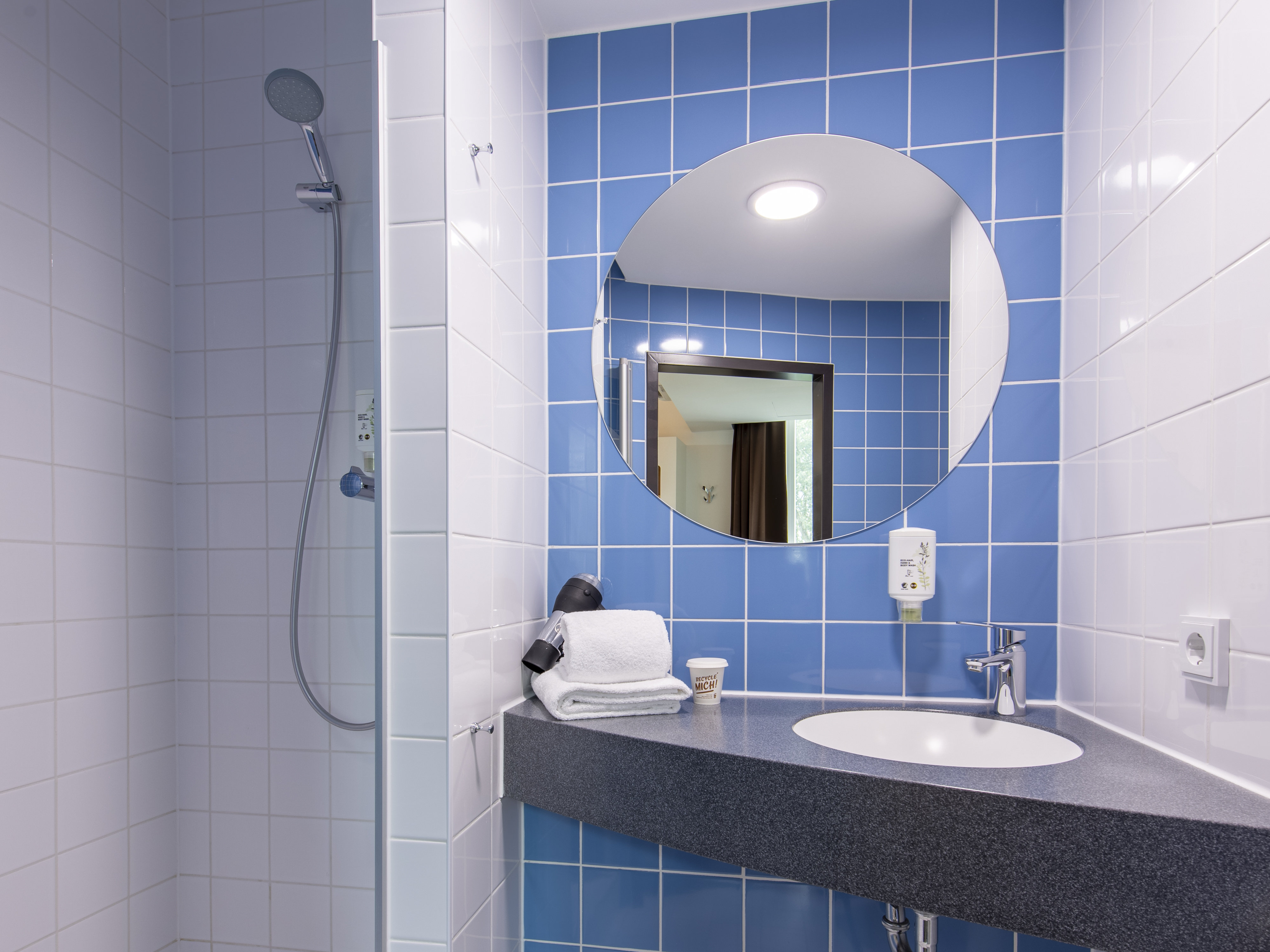 B&B HOTEL LANDSHUT-guestroom-Hotel Landshut Bathroom.jpg