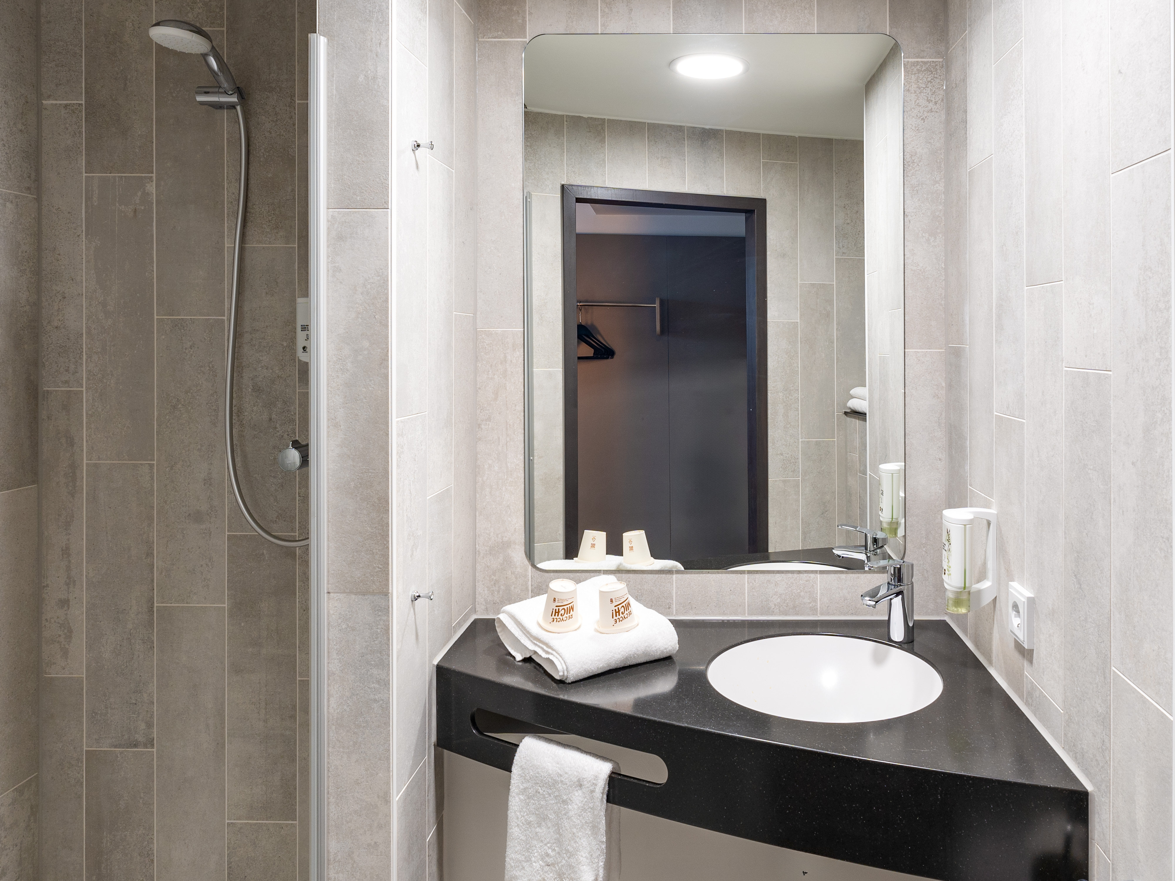 B&B HOTEL WOLFSBURG-WEYHAUSEN-guestroom-Hotel Wolfsburg Weyhausen Bath.jpg