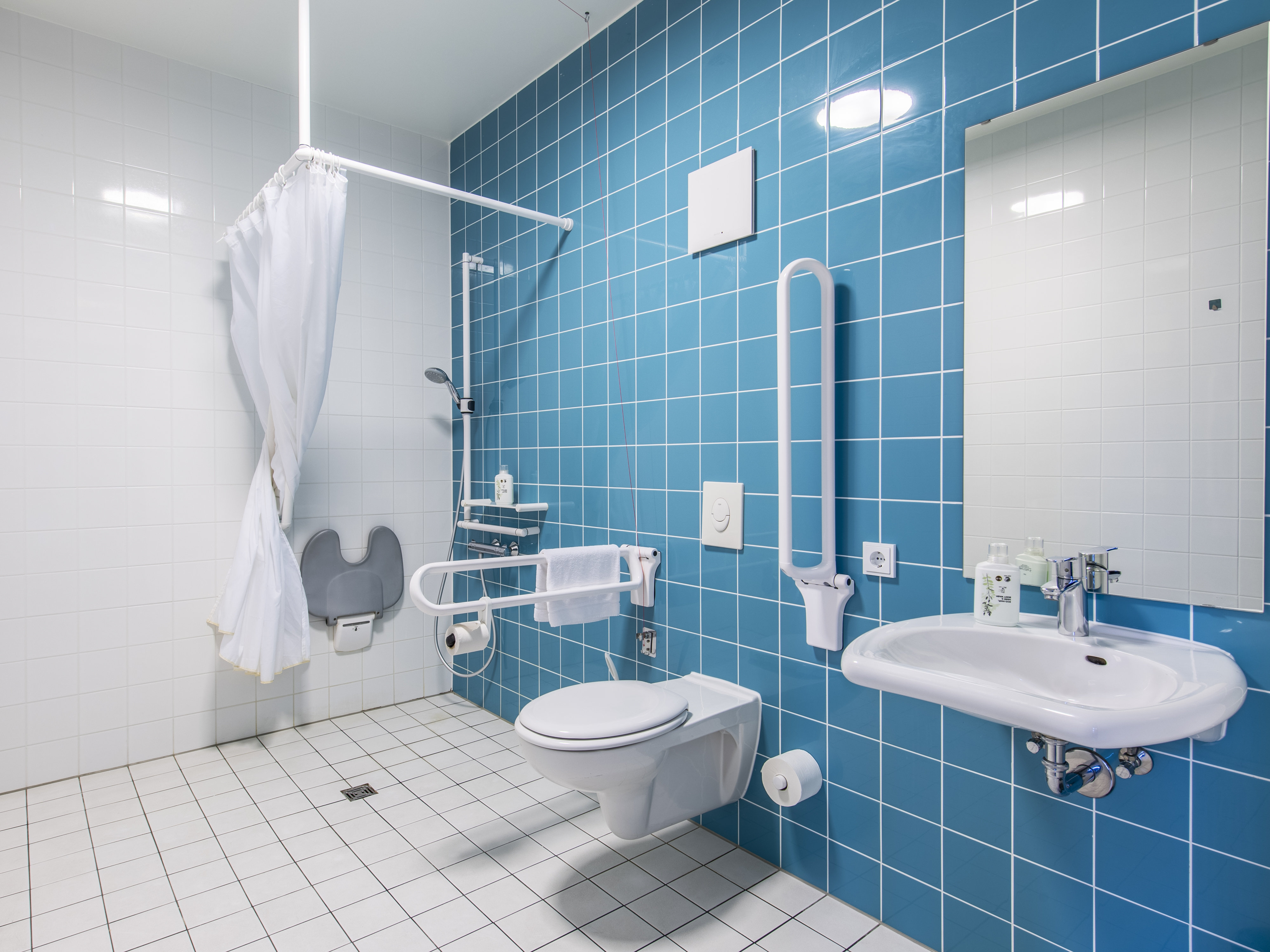 B&B HOTEL ROSENHEIM-guestroom-Hotel Rosenheim Bathroomdisabled.jpg