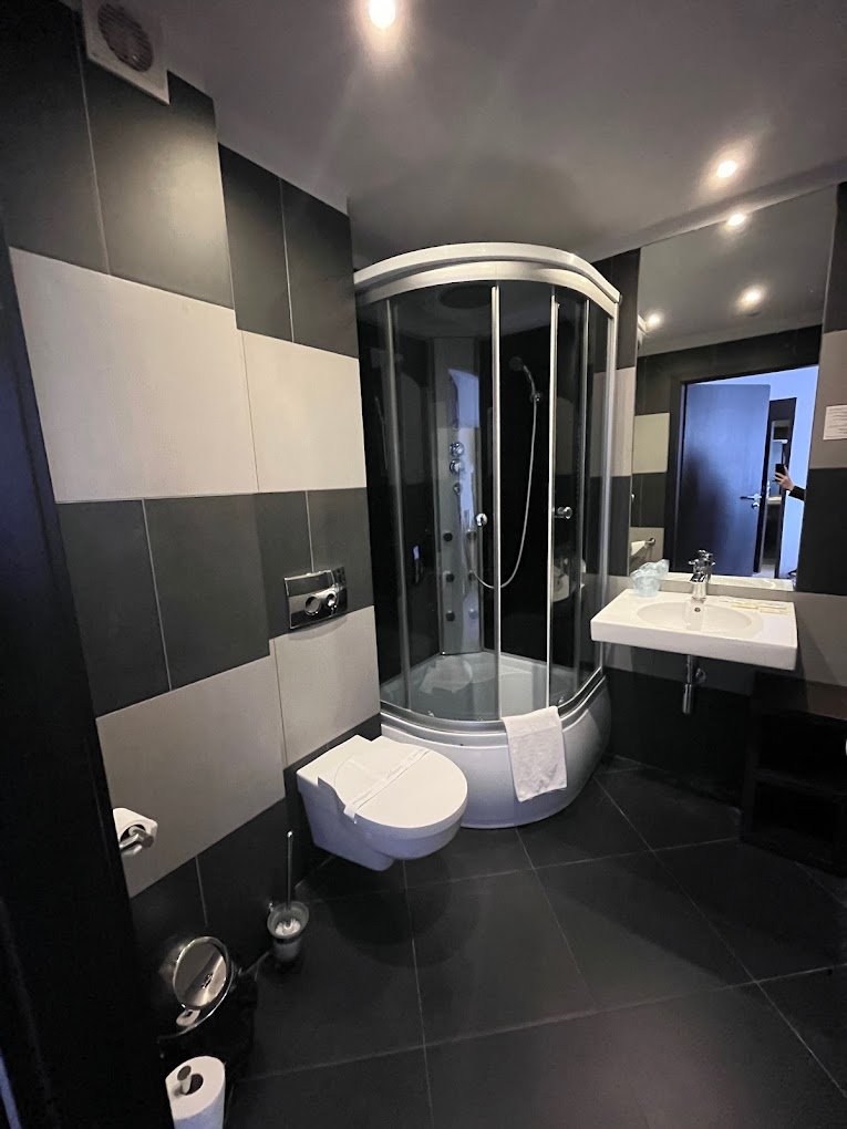 B&B HOTEL BYTOM-guestroom-Bytom Bathroom.jpg
