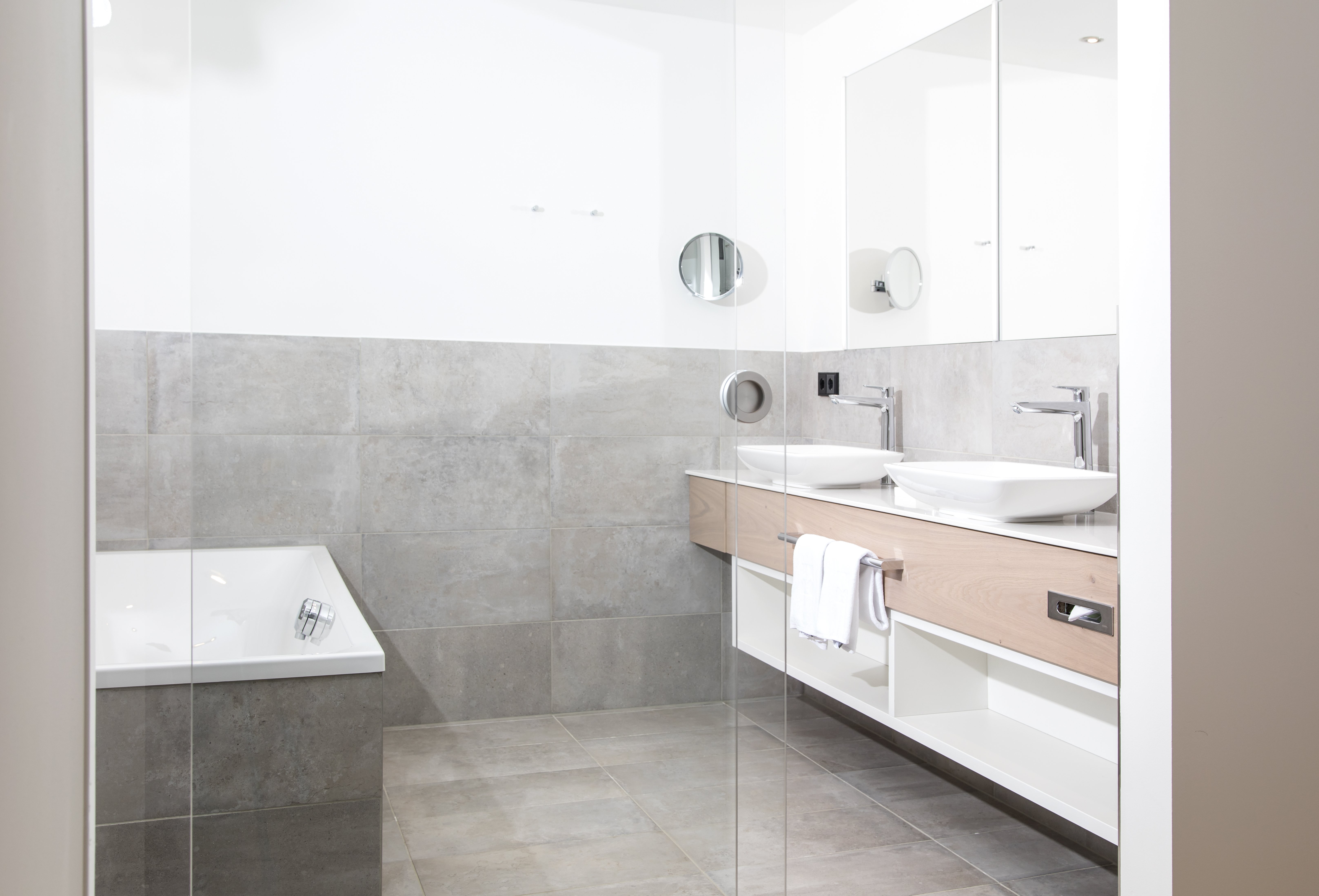 DAS HOHE SALVE SPORTRESORT-guestroom-Bathroom_Suite Landrain.jpg