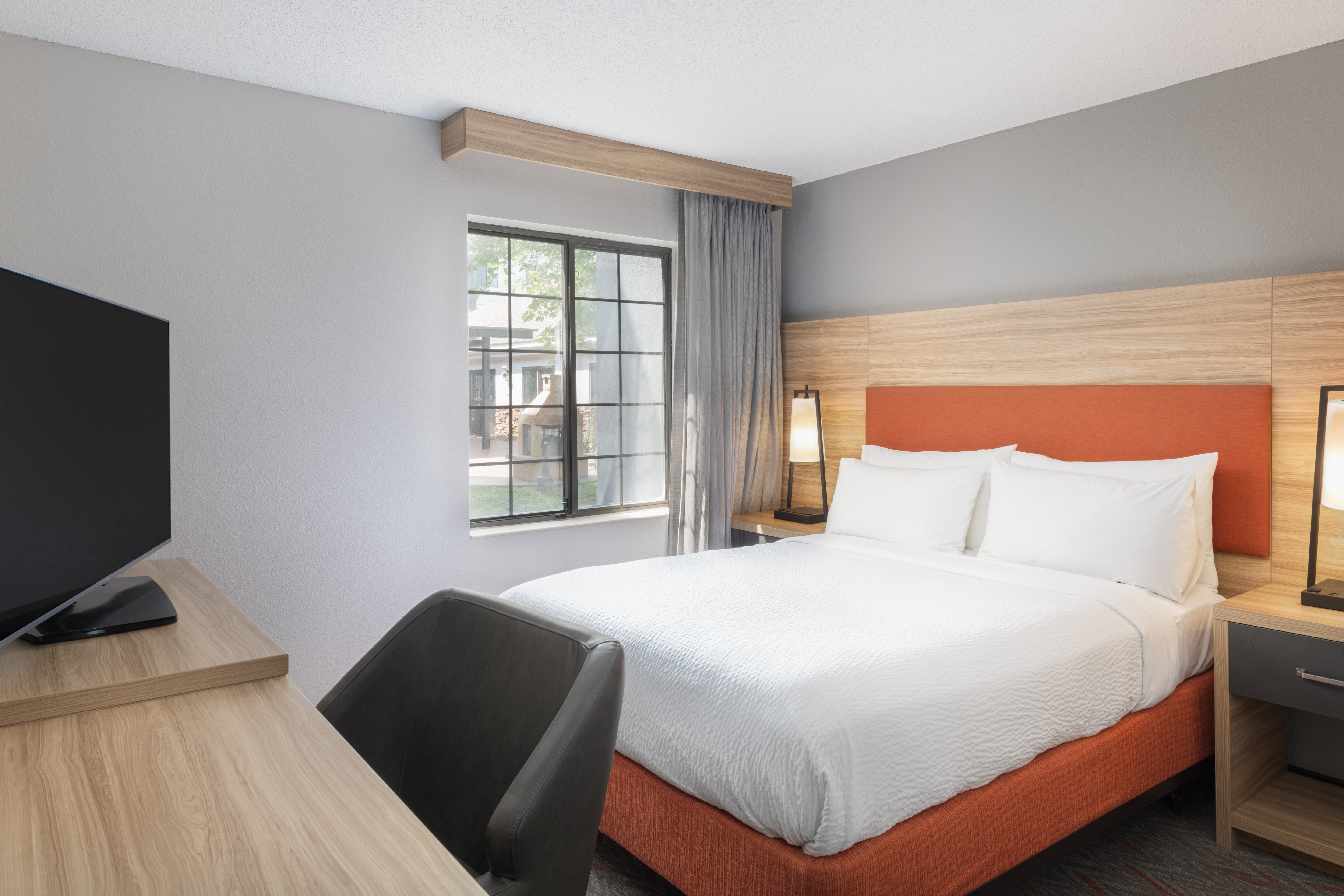 Renovated 3 Queen 2 Bedroom Suite