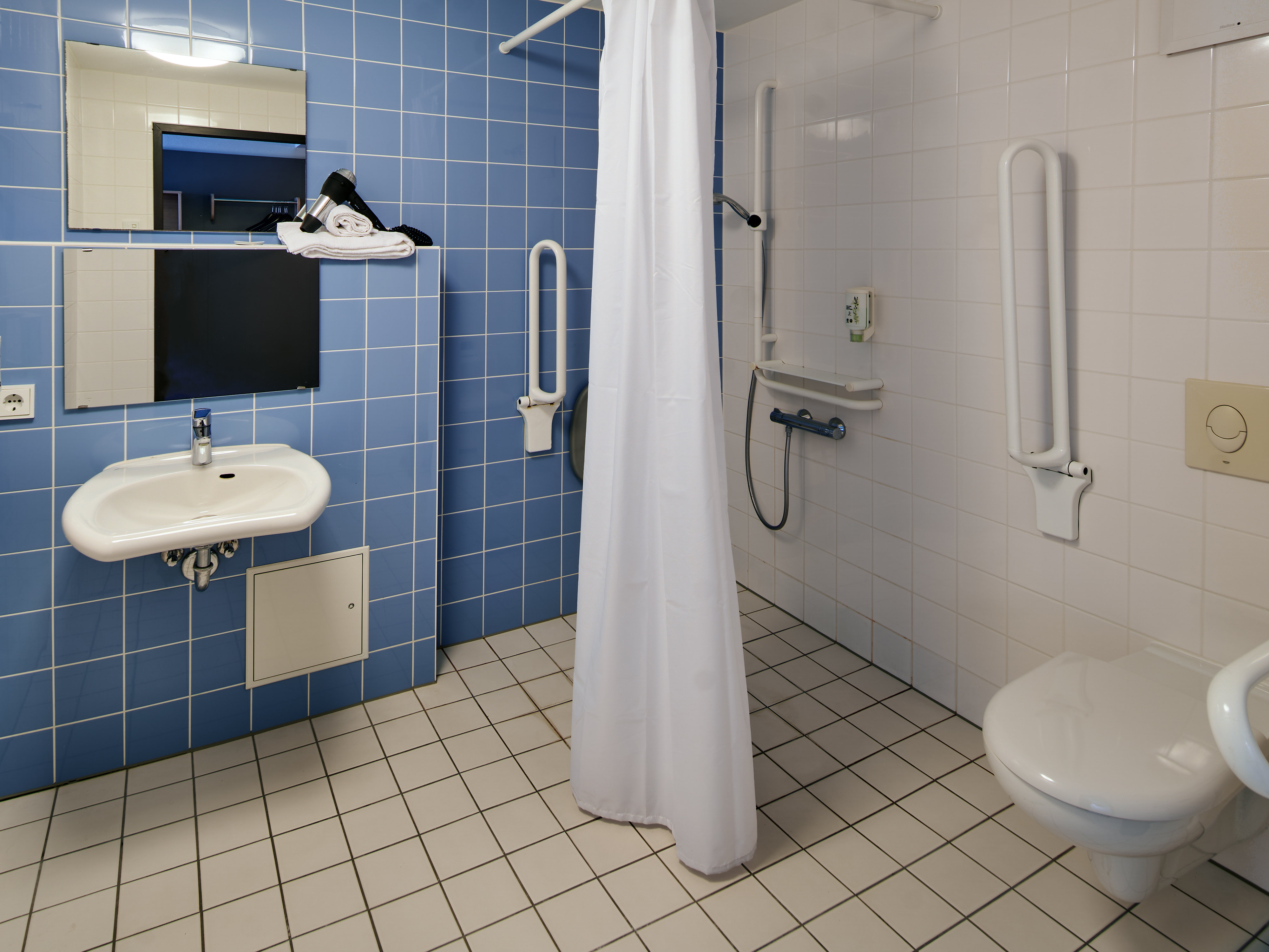 B&B HOTEL DARMSTADT-guestroom-Hotel Darmstadt Disabled Bathroom HDR.jpg